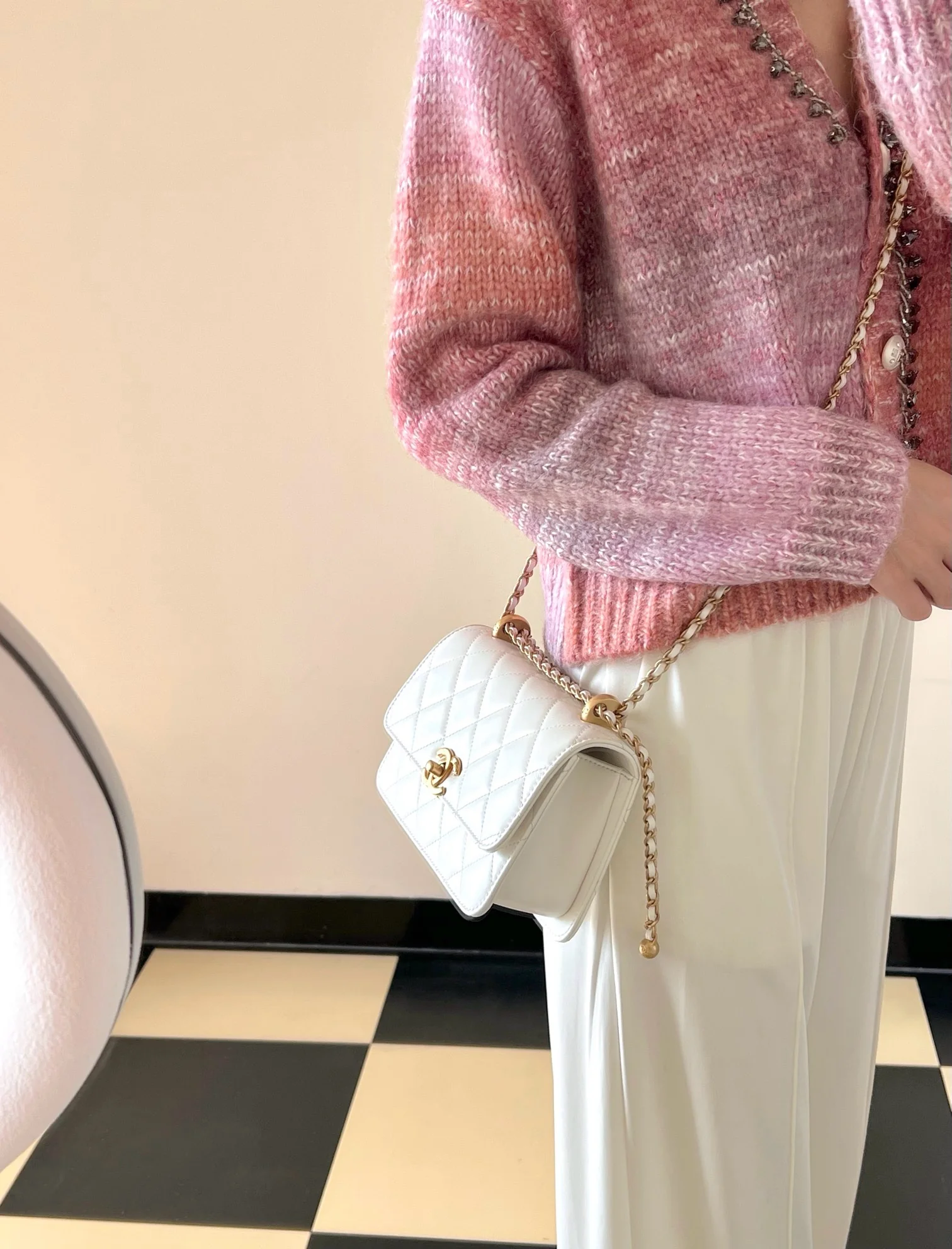 Маленькая белая сумка Chanel 24c с двойным золотым бисером и клапаном.