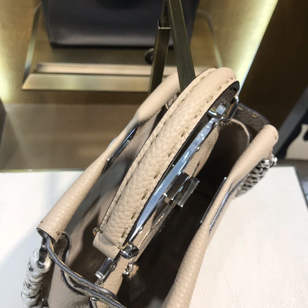 Мини-сумочка Fendi Peekaboo из абрикосовой кожи