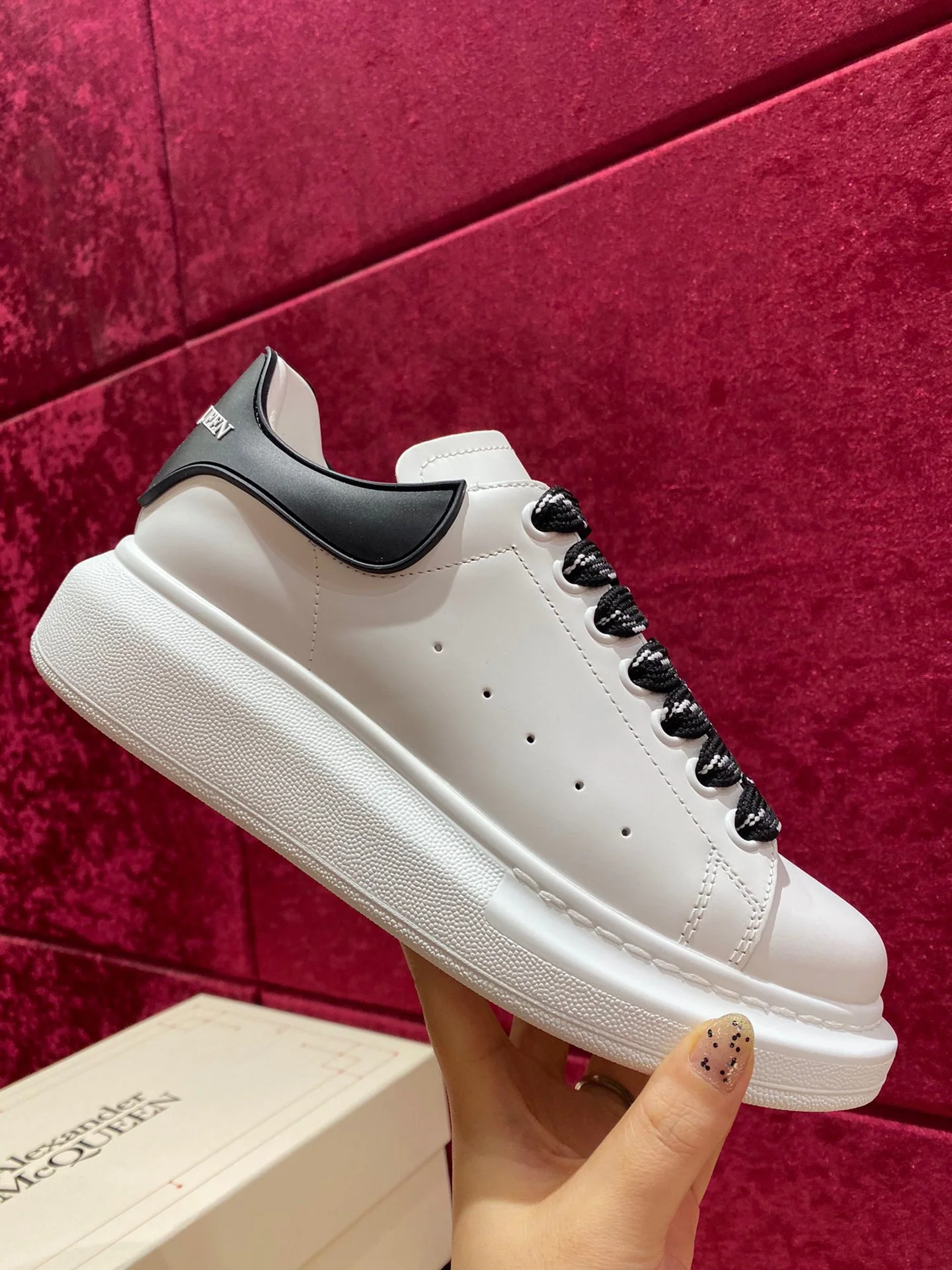 Классические белые кроссовки McQueen - Black Tail - 2