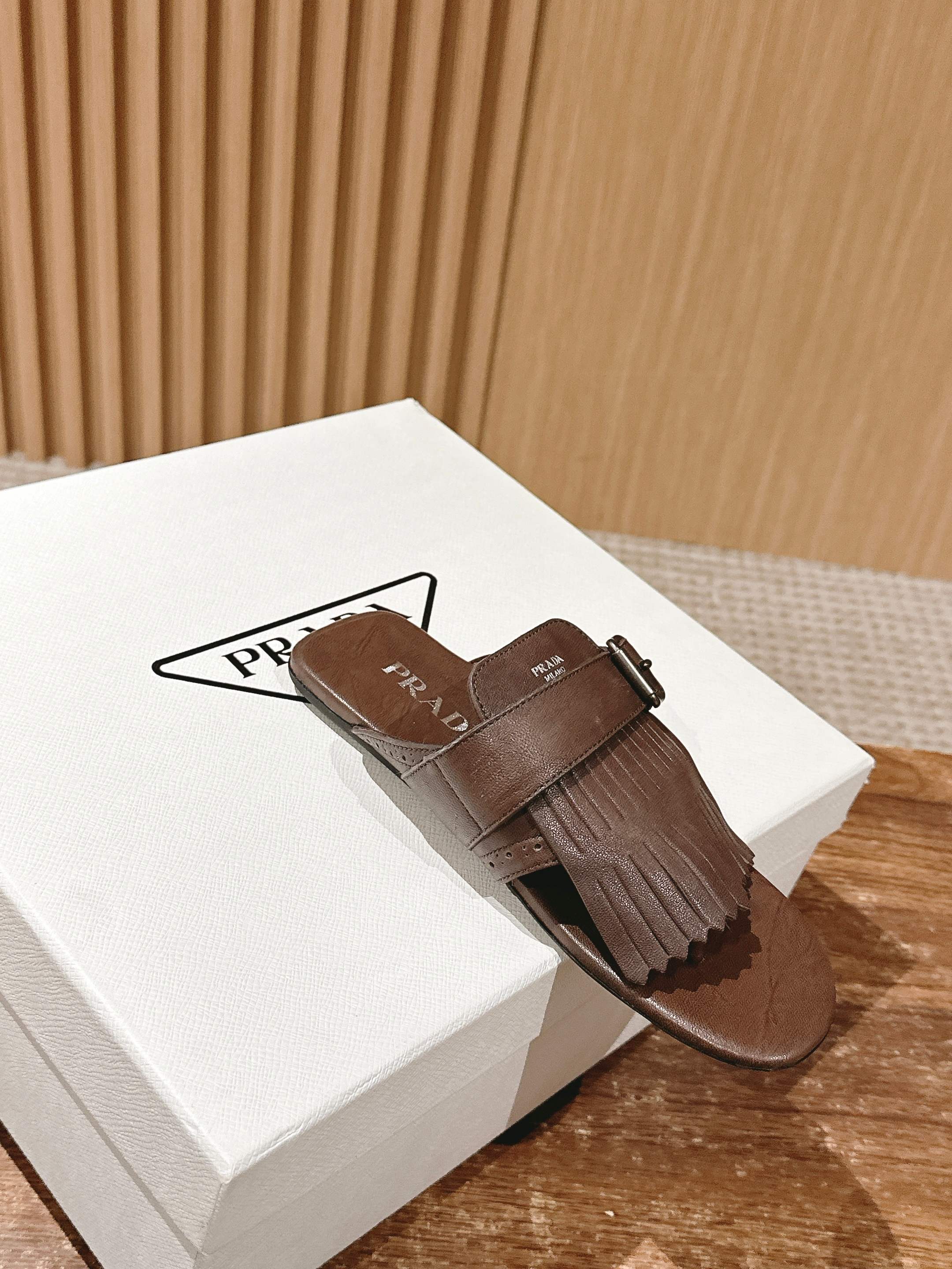 Новинка сезона весна/лето 2025 от Prada - Ретро-тапочки с кисточками - Подиумный стиль - Кофейно-коричневый