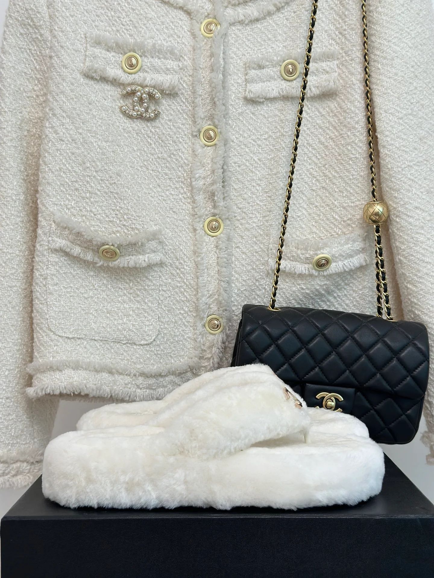 Новинка 2023 года от Chanel - Шлепанцы с меховой задней частью - Белые