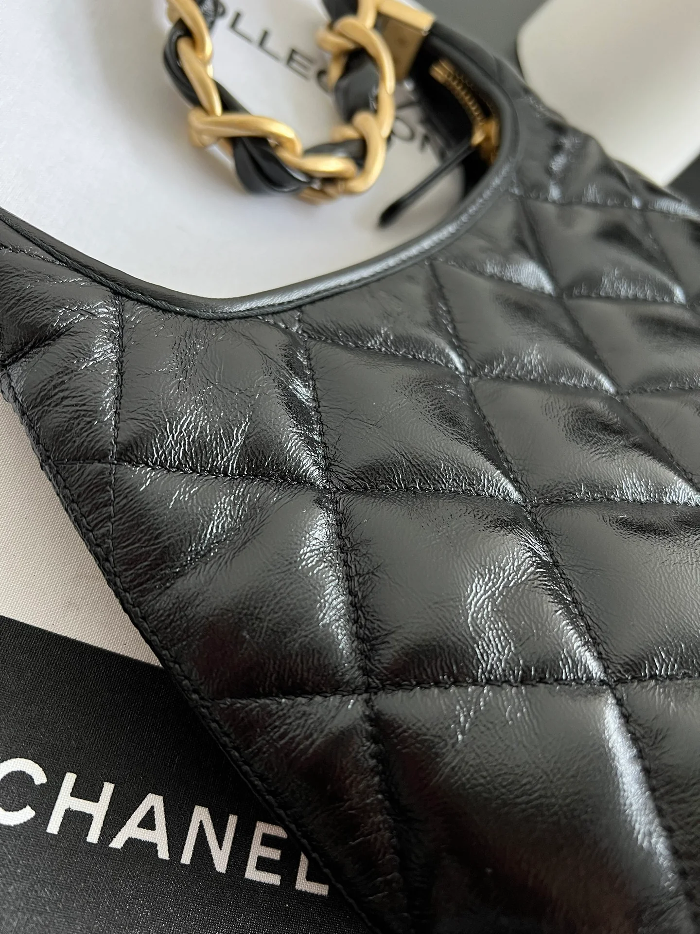 Сумка-хобо Chanel с массивной цепочкой на плечо - черная