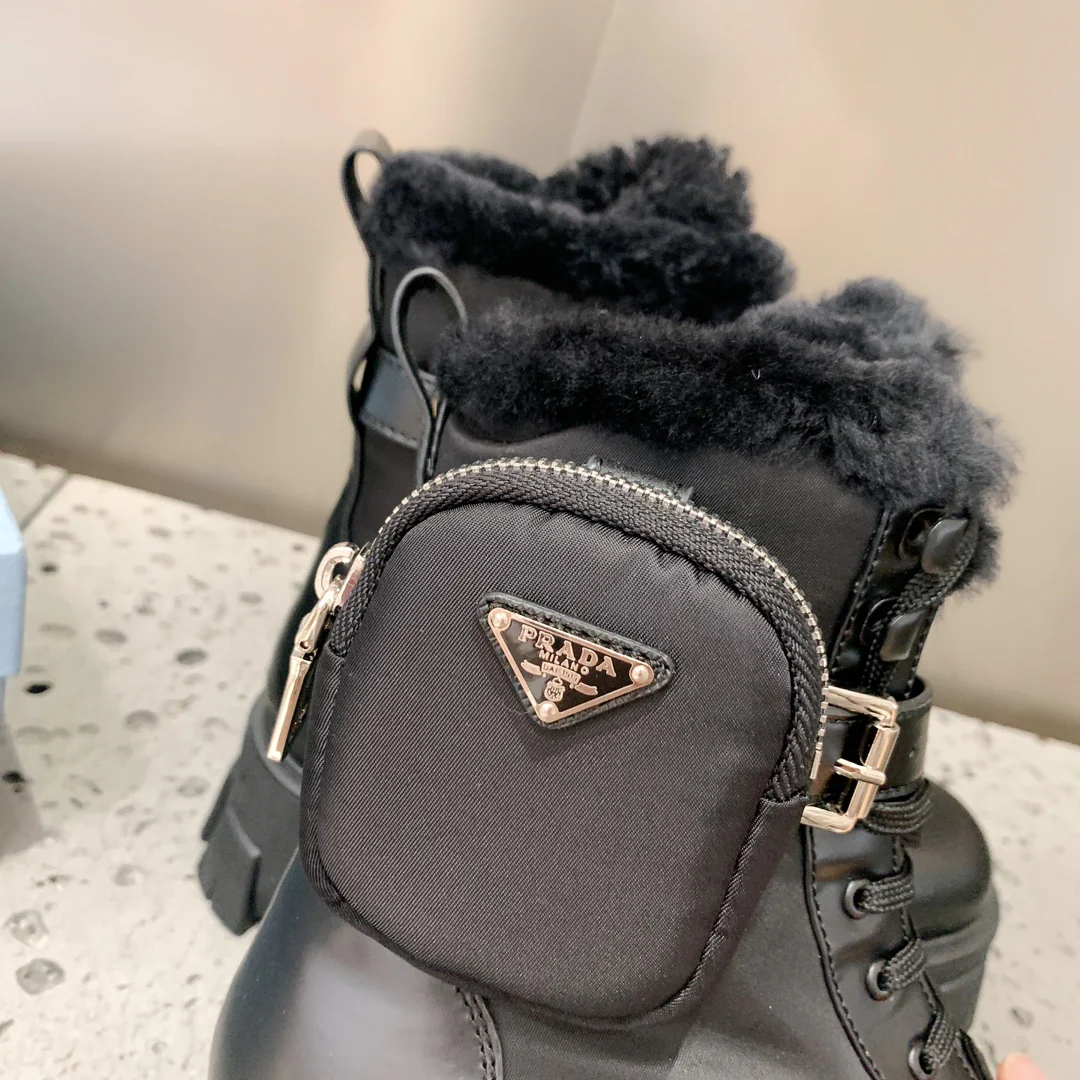 Prada - Новинка сезона осень/зима 2022 - Ботинки на платформе с сумкой