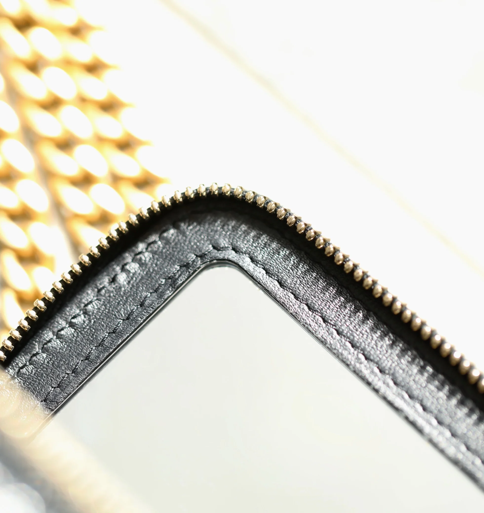 Chanel Весна/Лето 2023 - Маленькая сумка через плечо с цепочкой и регулируемой застежкой в ??форме сердца - Черная