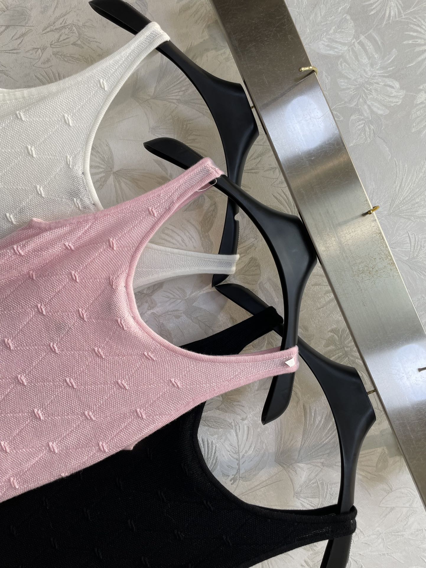 Chanel - Новинка ранней весны 2403-24: длинный жилет из жаккардовой вязки с ромбовидным узором.