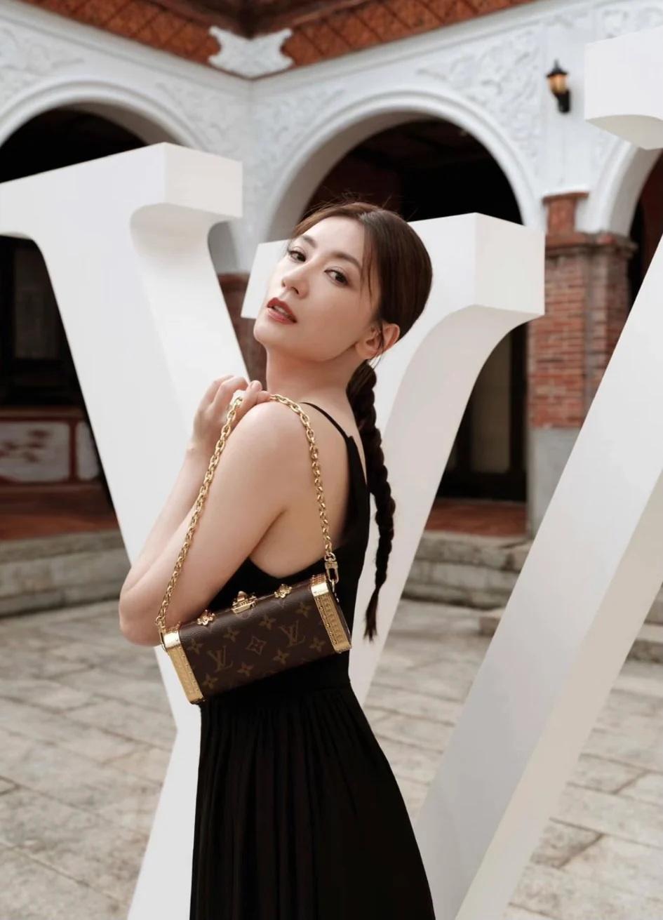 Косметичка LV Vanity Case, маленькая, из канваса, с цепочкой — коричневая.