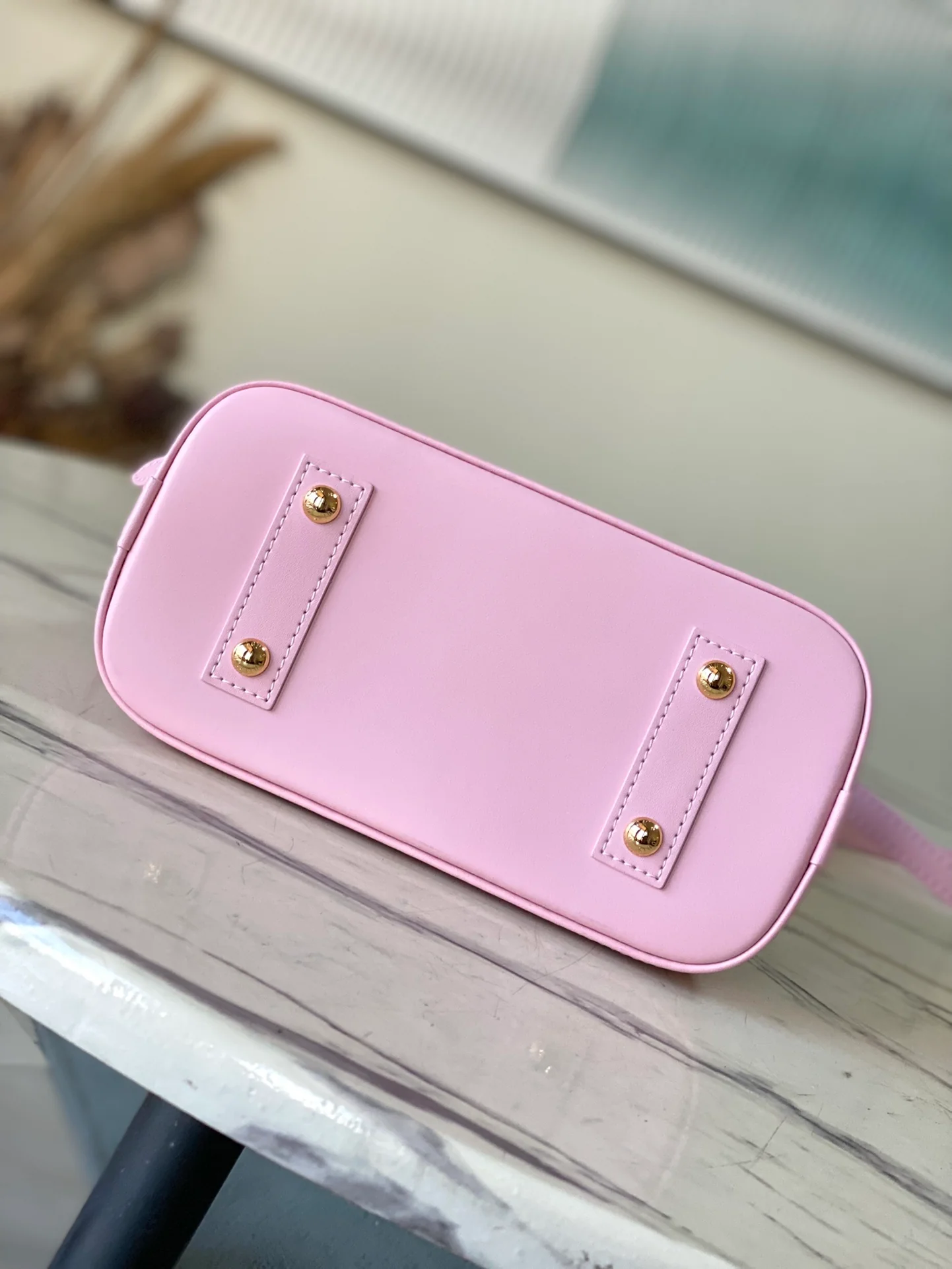 m24453-LV-nicolas-ghesquiere-shell bag-pink