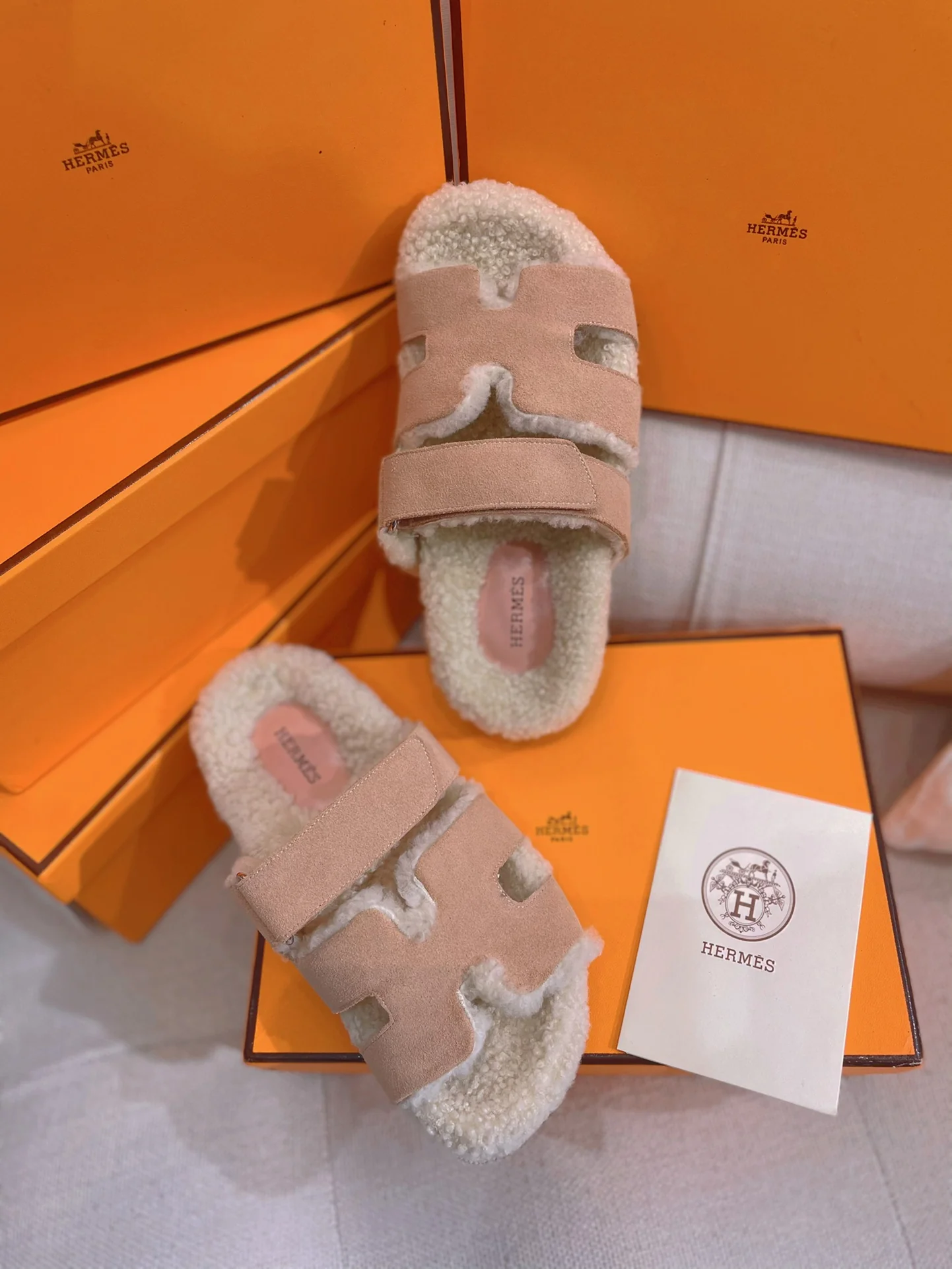 Новинка сезона осень/зима 2022 от Hermes — тапочки H из овчины и кожи с лоскутным узором — розовые.