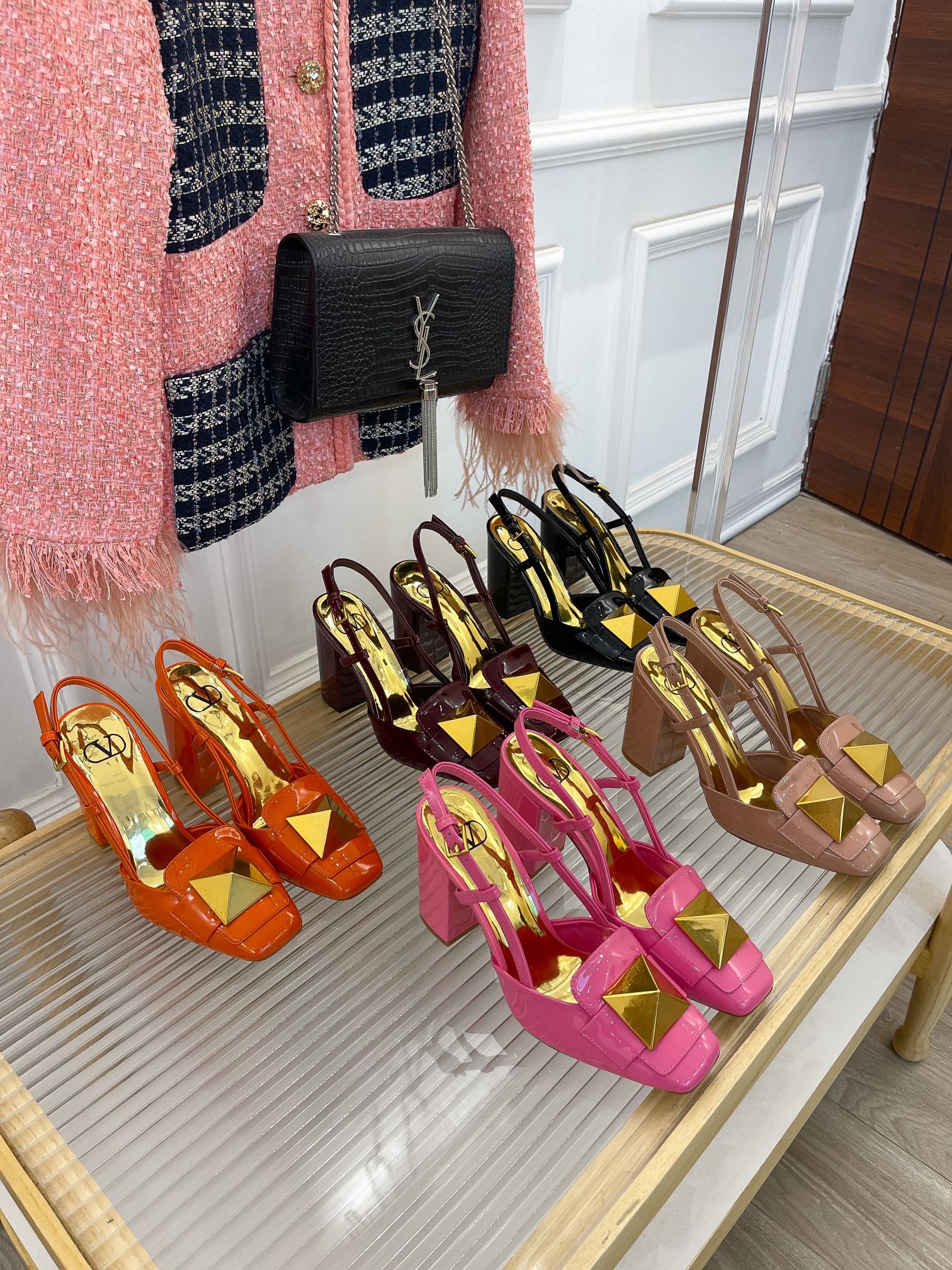 Весенняя коллекция Valentino 2022 — Сандалии на массивном каблуке — Оранжевые