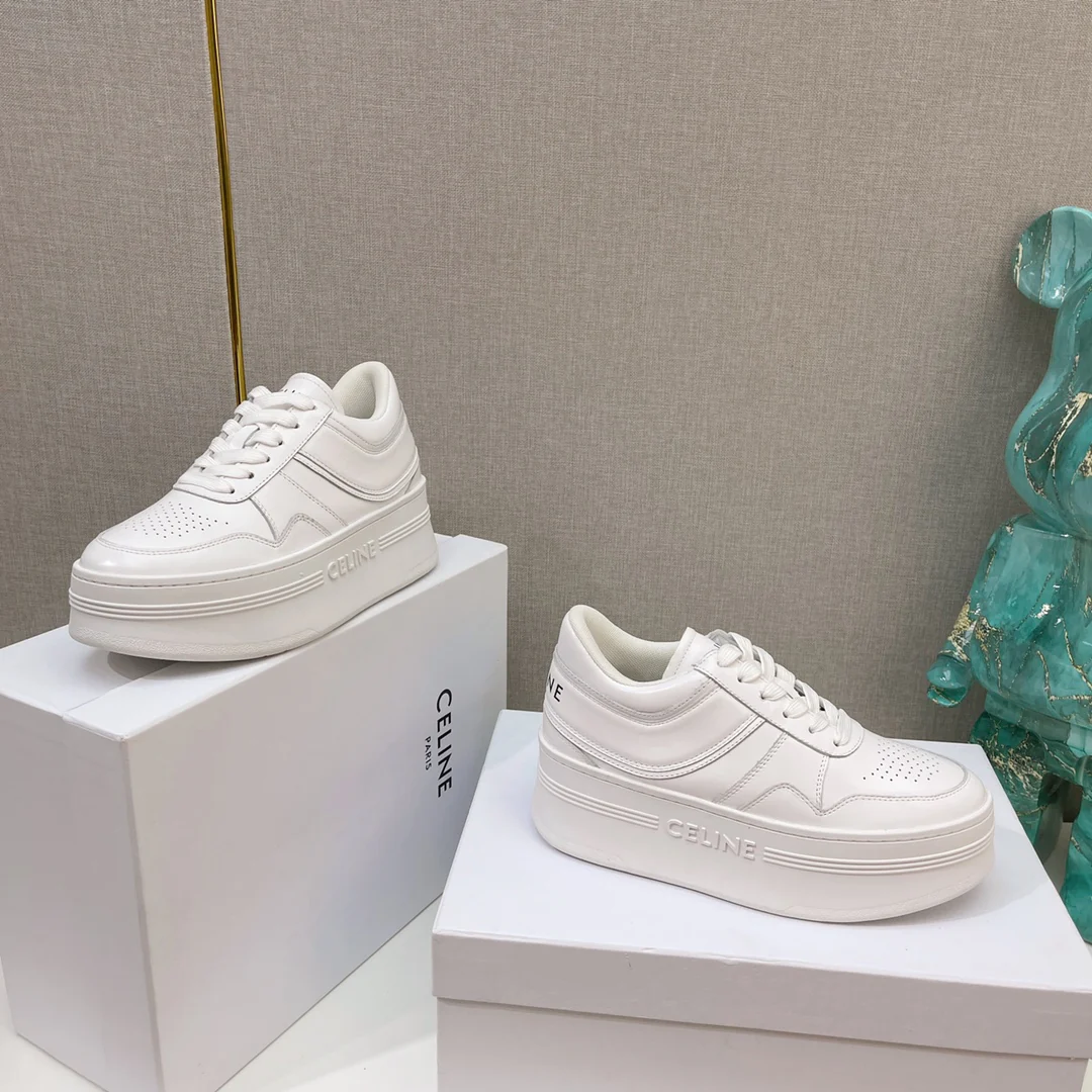 Образ Celine на показе Недели моды весна/лето 2022 — массивные белые кроссовки в стиле знаменитостей.