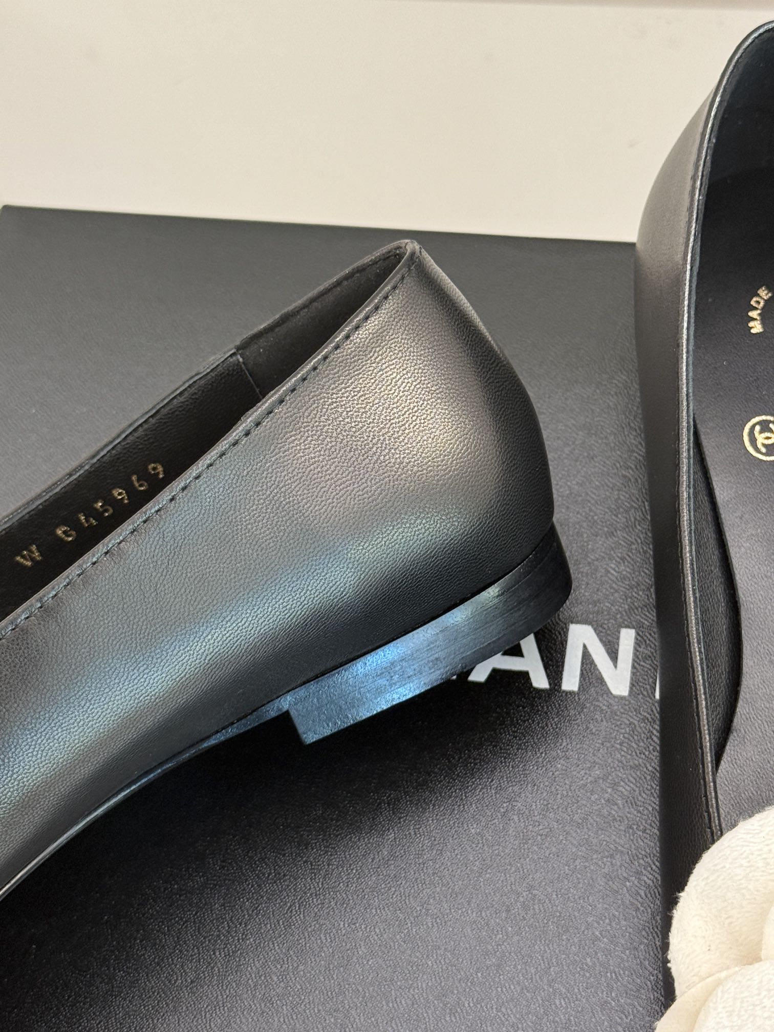 Туфли на низком каблуке Chanel Camellia 2024 — черные