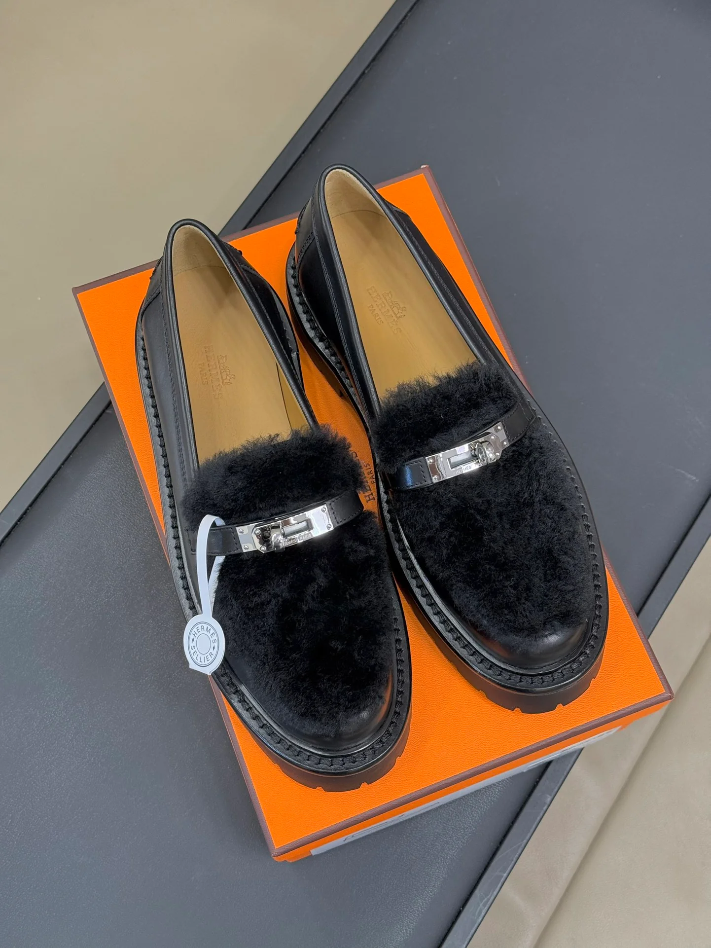 Меховые лоферы Hermes 2024 - черные