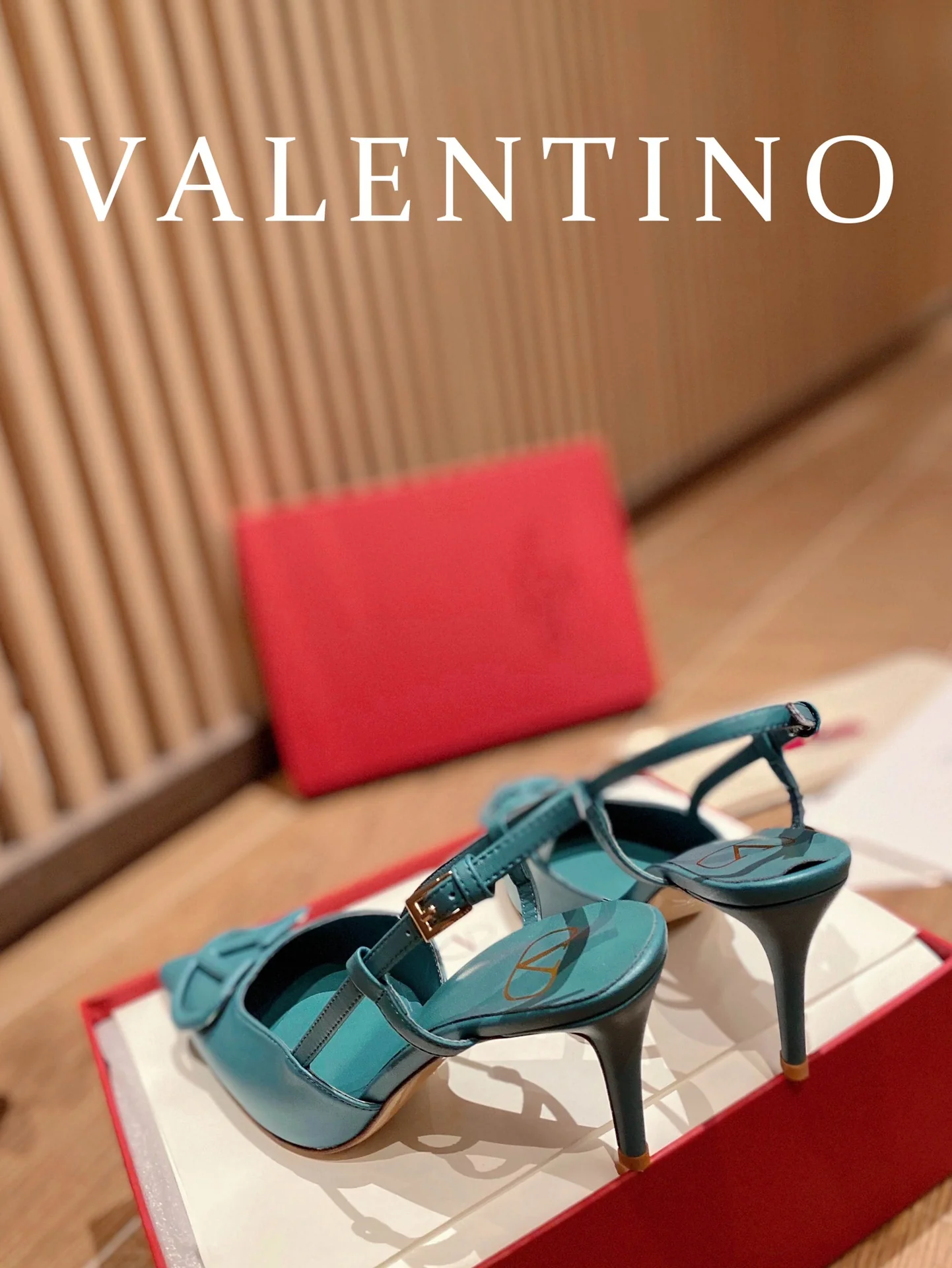 Туфли Valentino с V-образной пряжкой и открытой пяткой — синие.