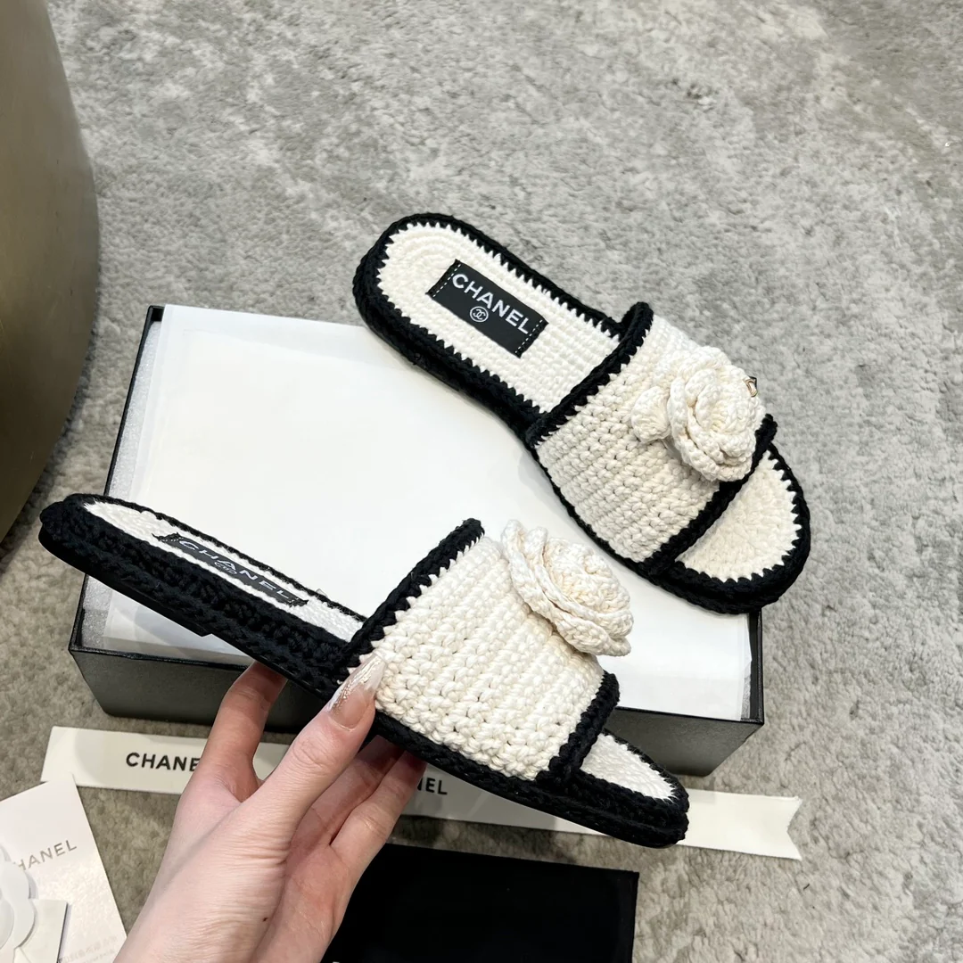 Новинка сезона весна/лето 2023 от Chanel - Плетеные тапочки с камелиями - Белые