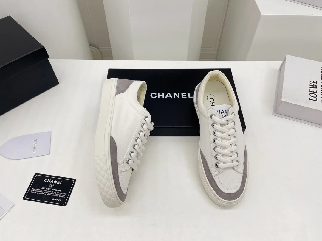 Весенние парусиновые туфли Chanel 2022: обязательный элемент гардероба.