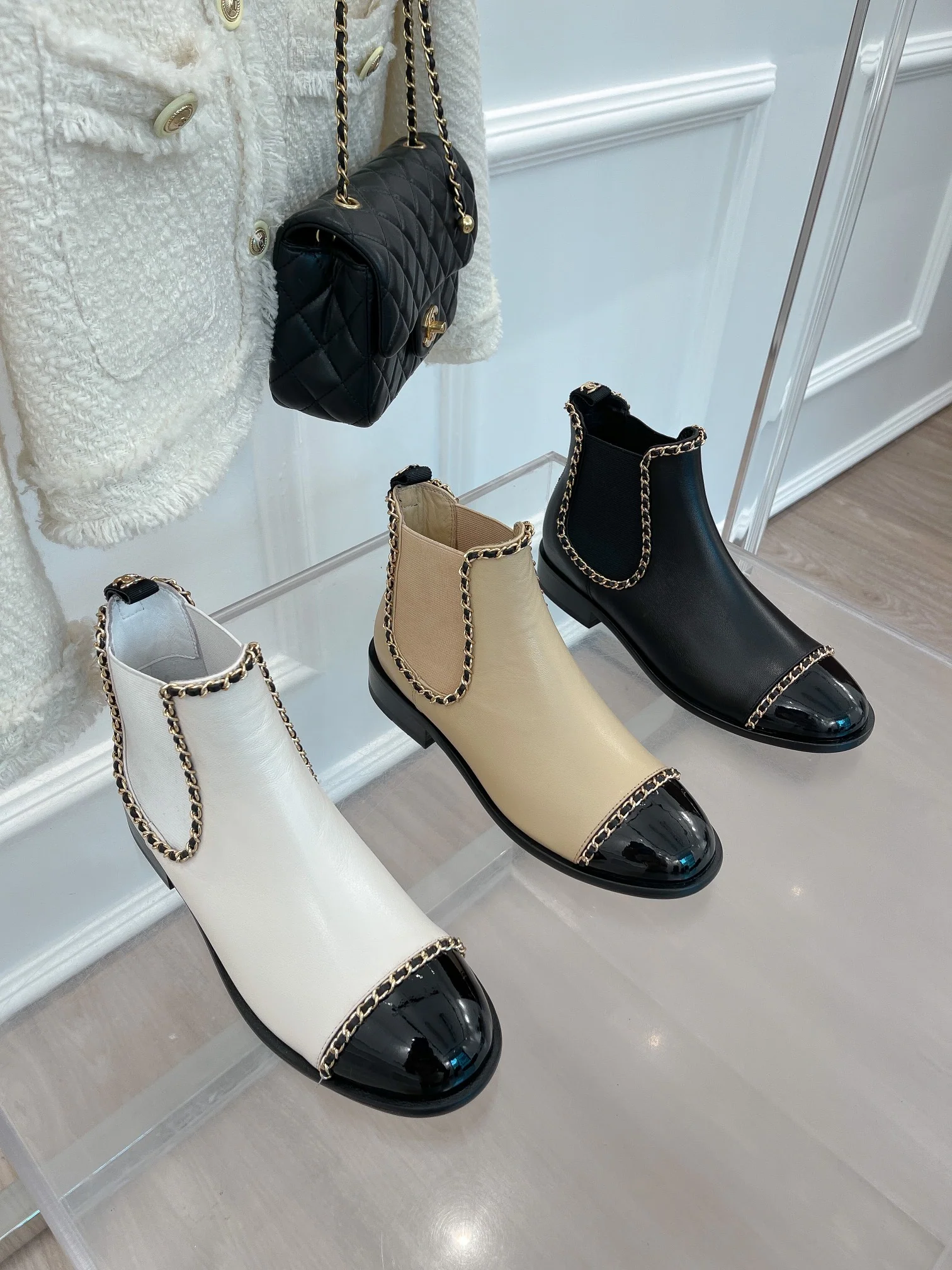 Новинка сезона осень/зима 2023 от Chanel - Ботильоны на массивном каблуке с цепочкой - 3 см - с боковой застежкой (черные)