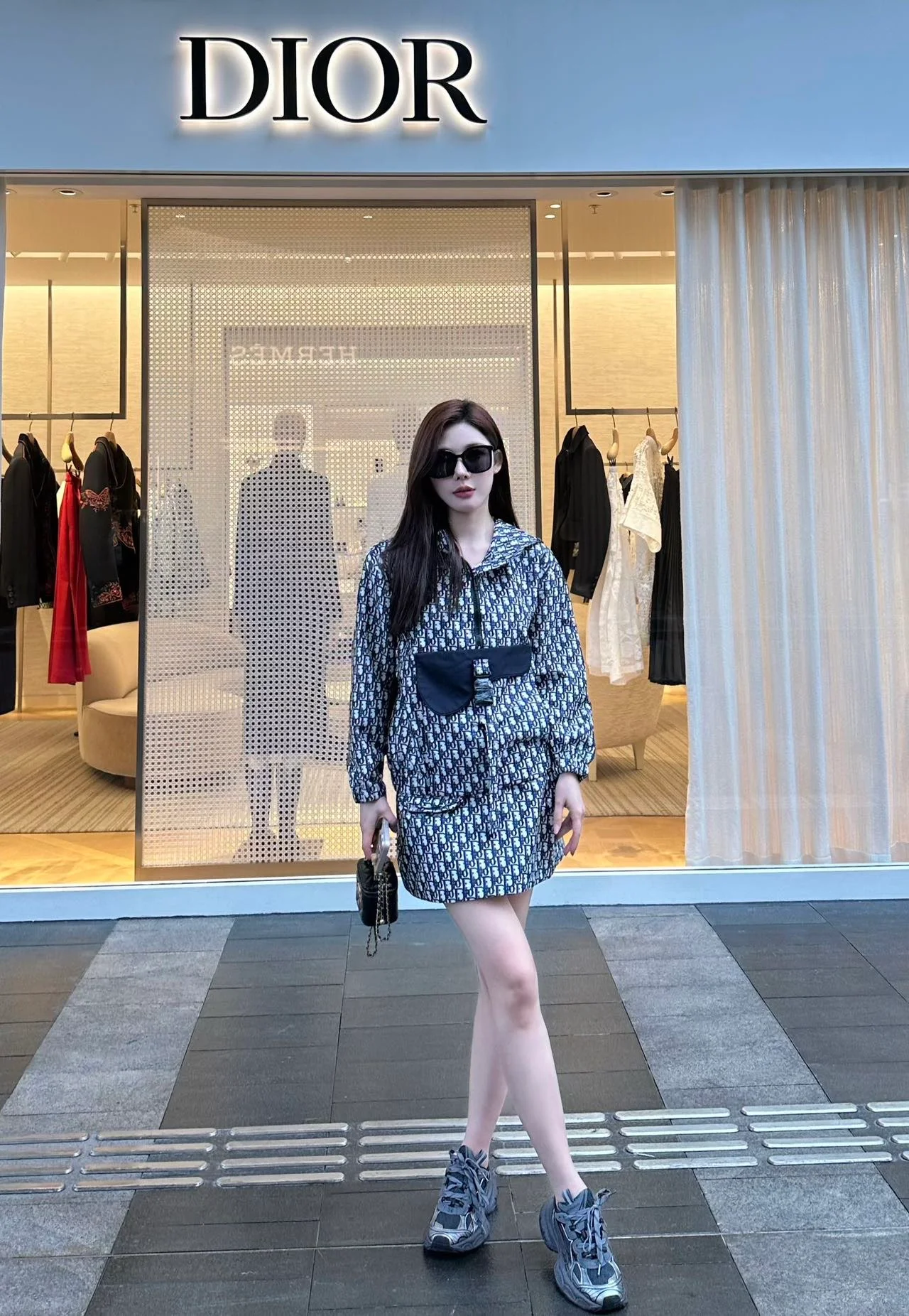 Dior 2403 - Ветровка с капюшоном и карманом для сумки-седла, комплект из шорт