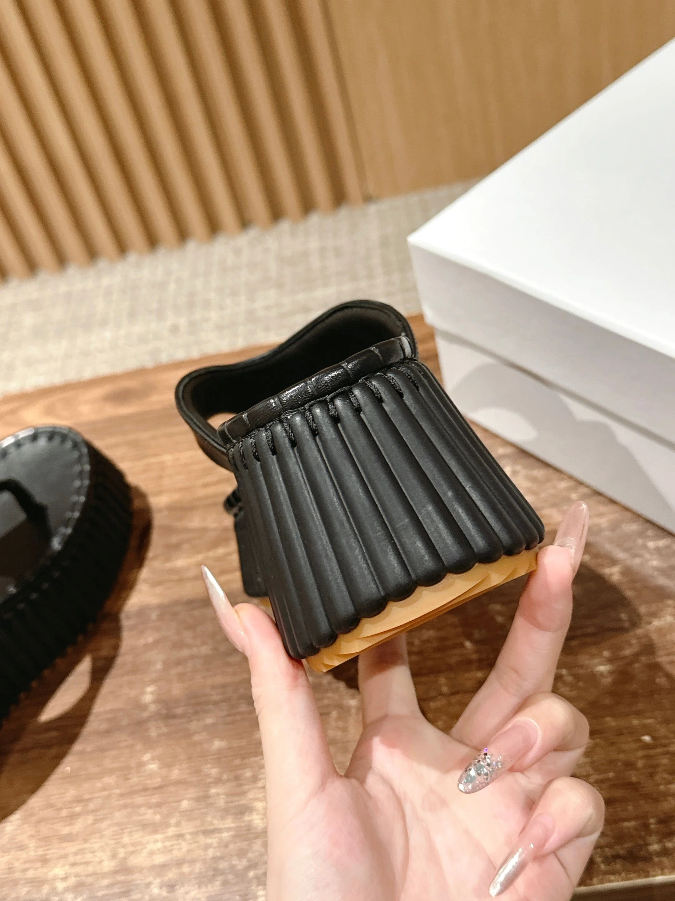 Шлёпанцы на платформе Chloe - чёрные