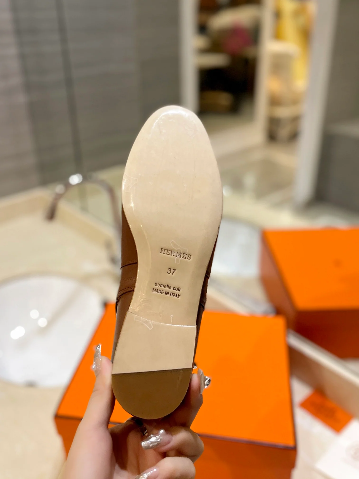 Классические плоские ботильоны Hermes с пряжкой Kelly Buckle, коричневые.