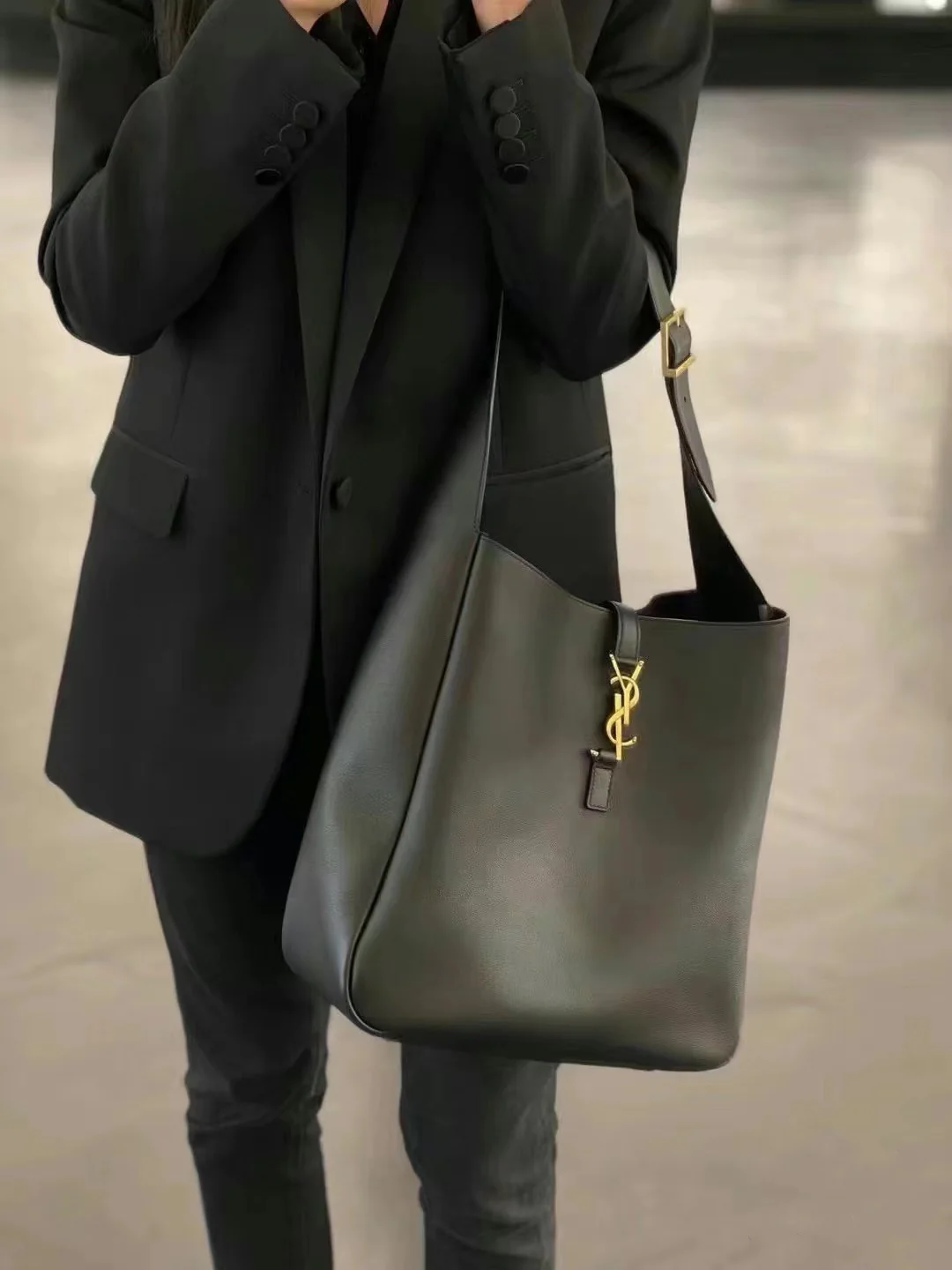 Новинка 2023 года от YSL: сумка-хобо ?ведро? — черная, большого размера.