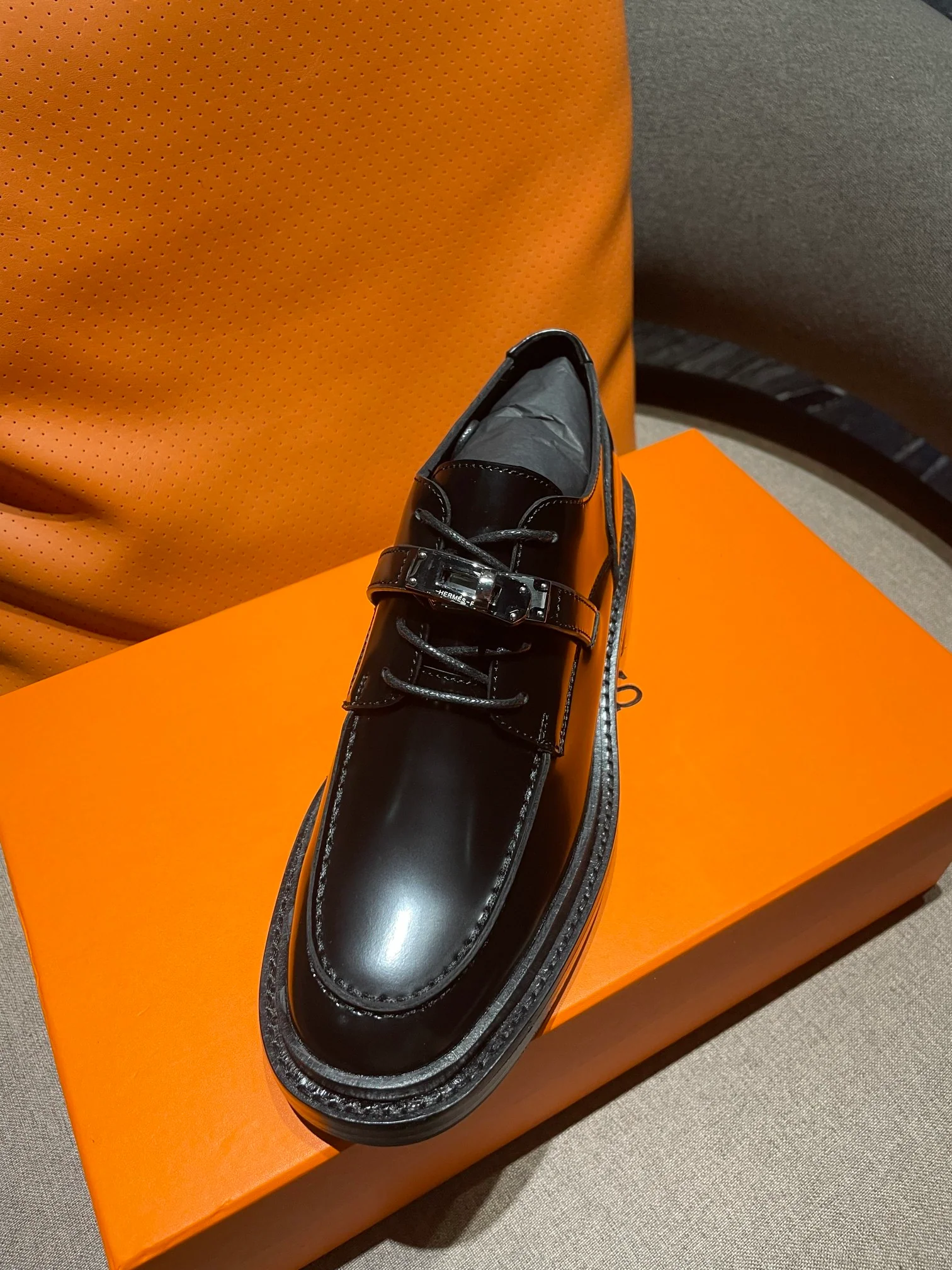 Новинка сезона осень/зима 2022 от Hermes - лоферы с пряжкой H.