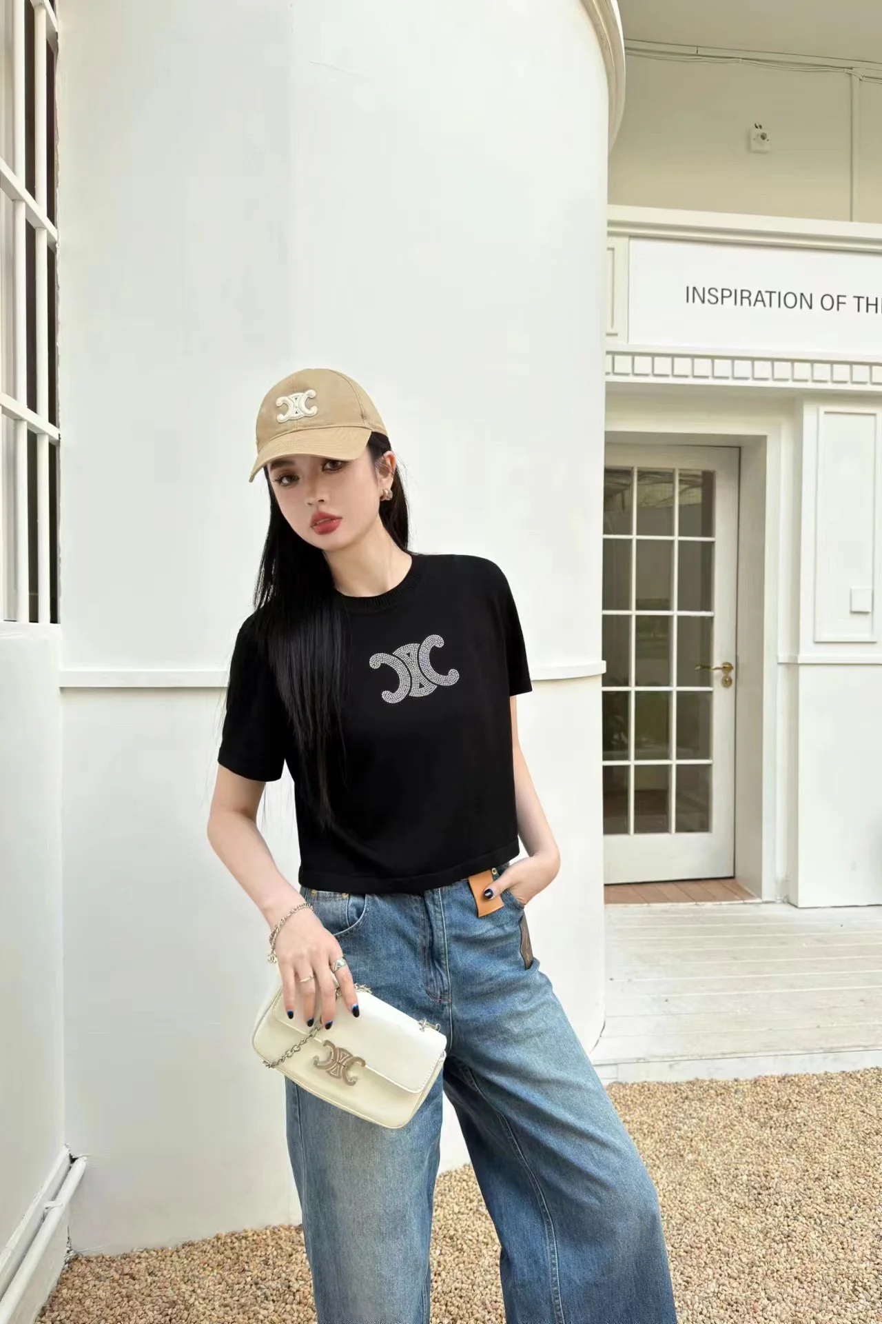 Celine - 2403 - Весна/Лето 2024 Вязаная футболка с коротким рукавом и логотипом, украшенным стразами - Черная