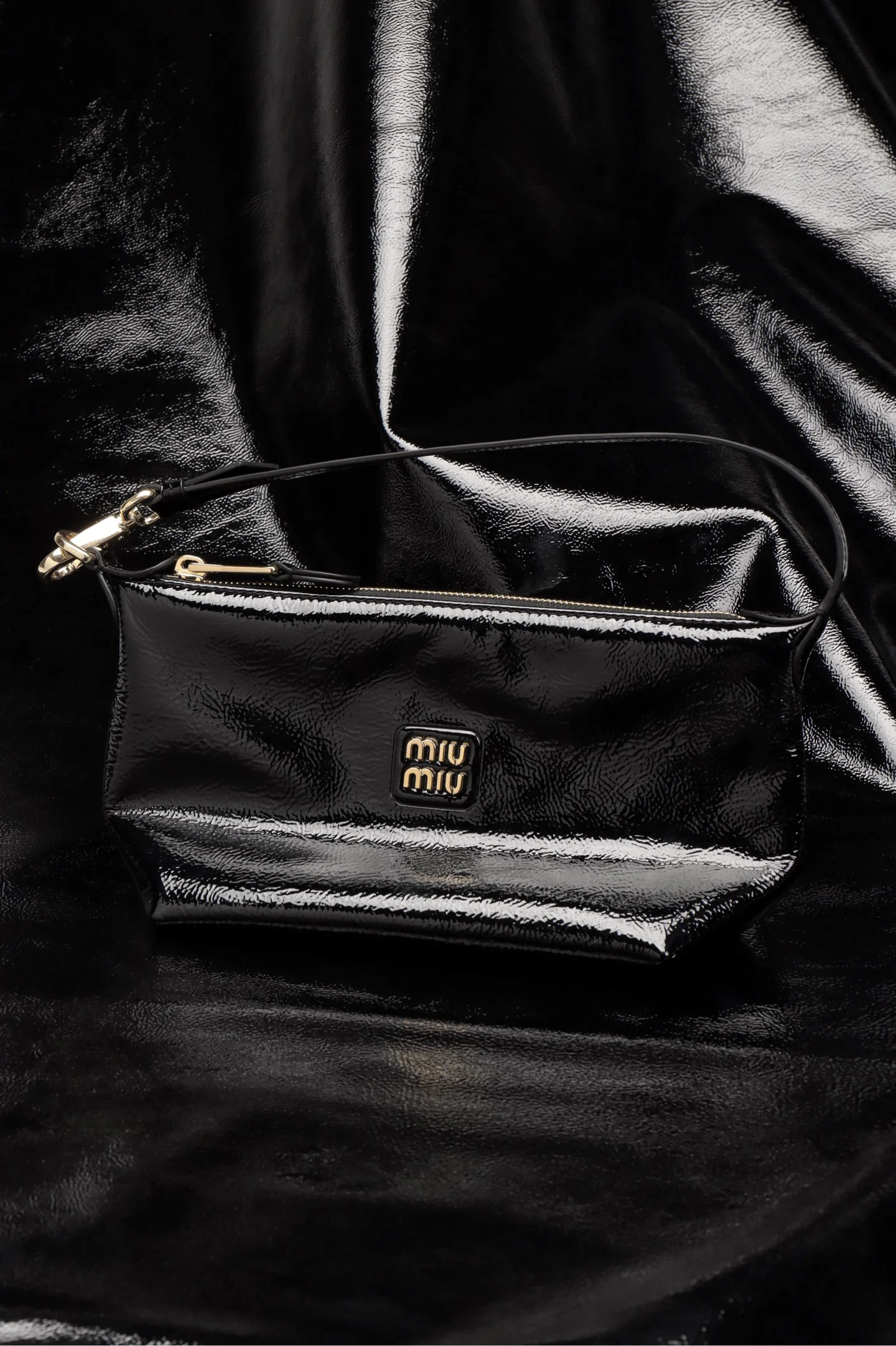 Косметичка/ланч-бокс Miu Miu из лакированной кожи — материал и качество изготовления.