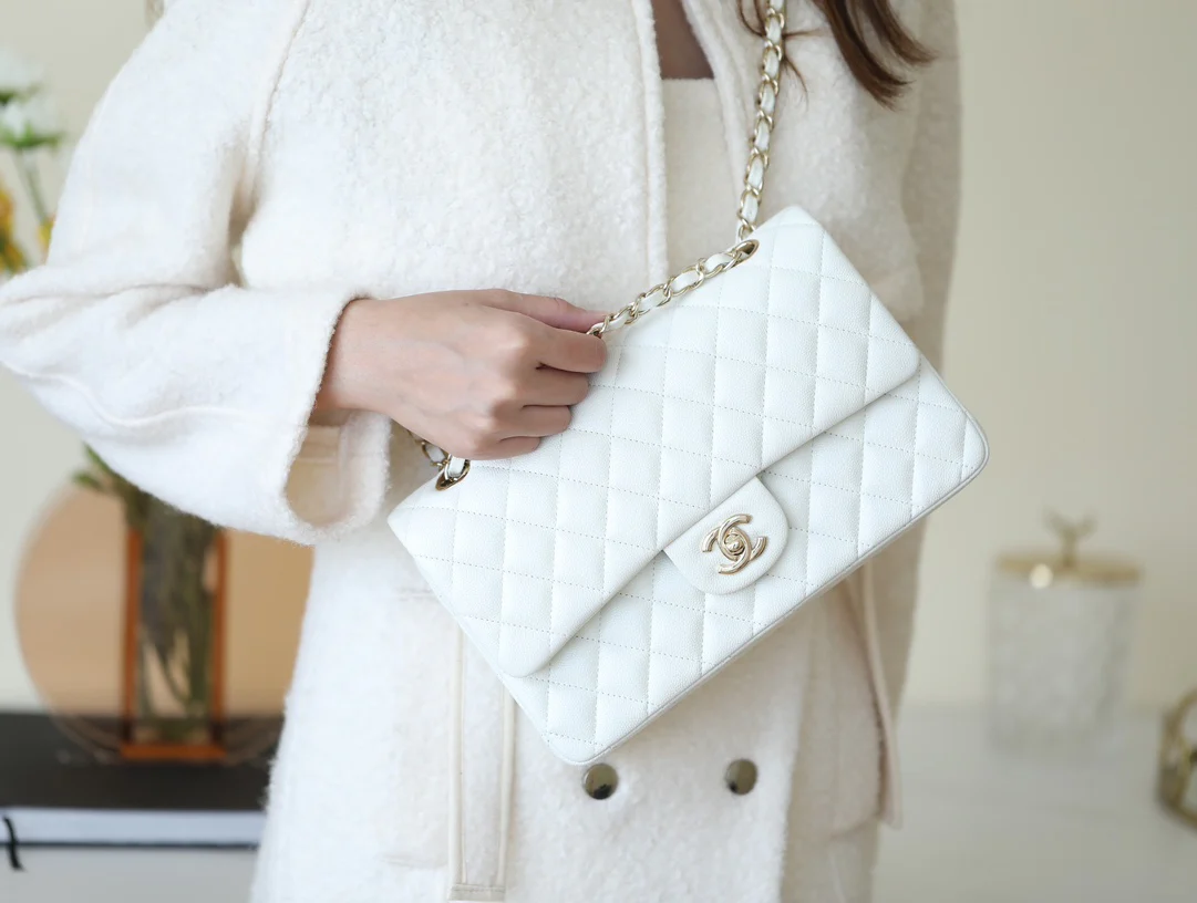 Сумка Chanel CF — белая — 26 см — фотография человека, который её носит.