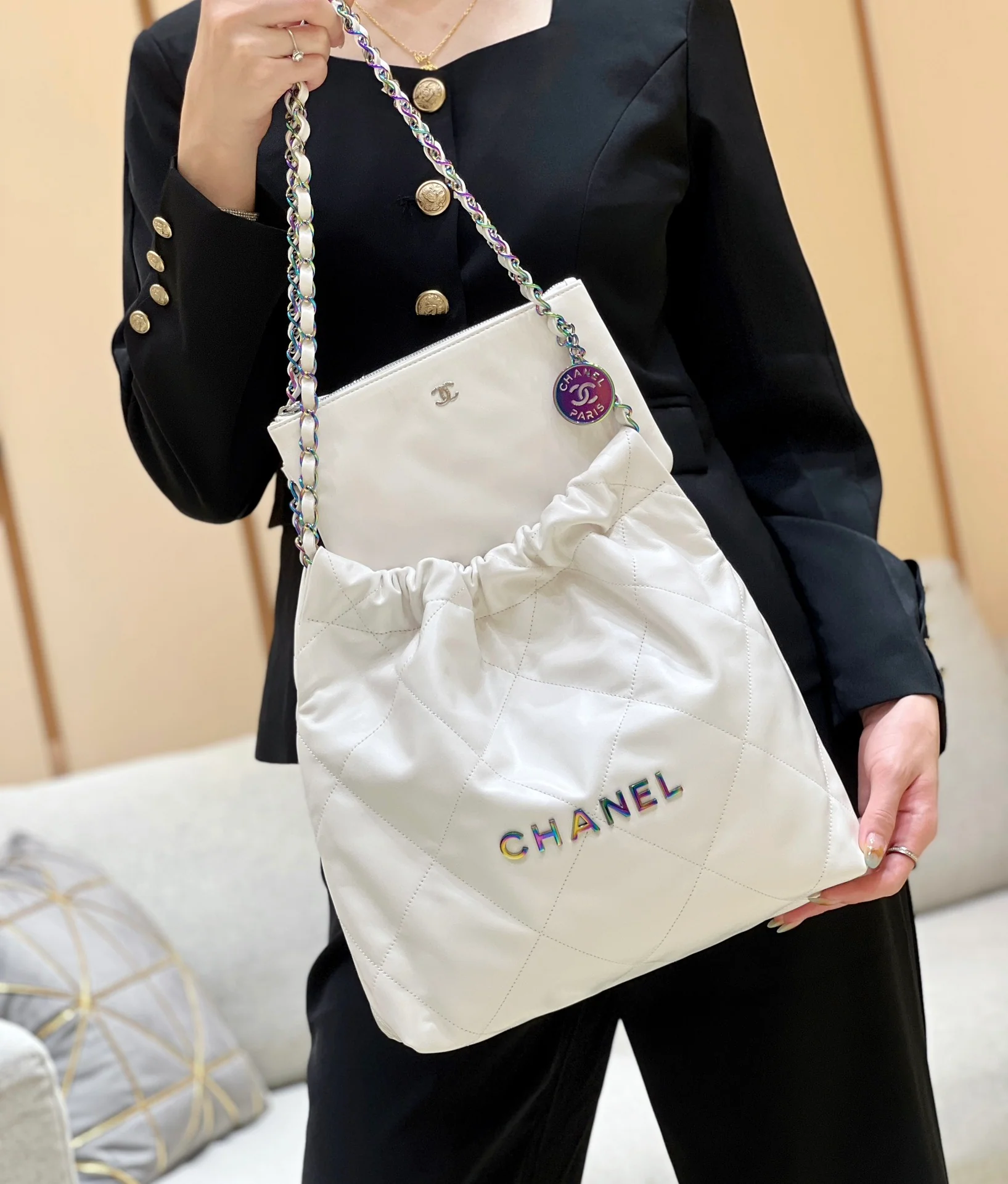 Новинка ранней весны в стиле Chanel — сумка Chanel 22, маленькая, белая.