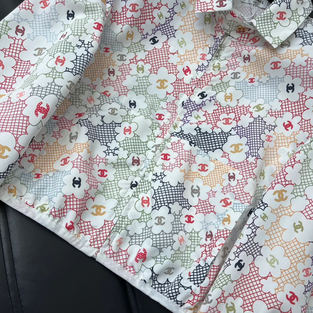 Chanel - 2403-24 Новинка: Стильная короткая куртка на молнии с принтом