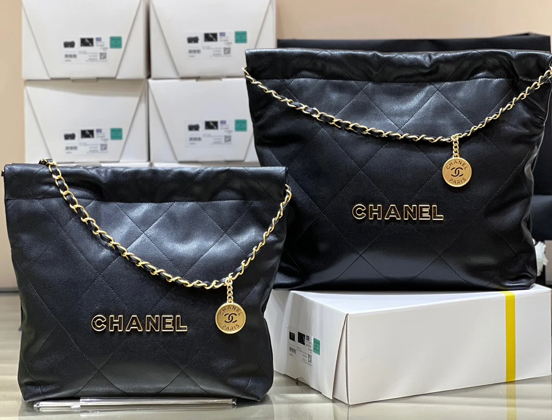 Chanel - черная кожаная сумка длиной 22 дюйма с текстурой в виде шариков (дизайн мусорного мешка).