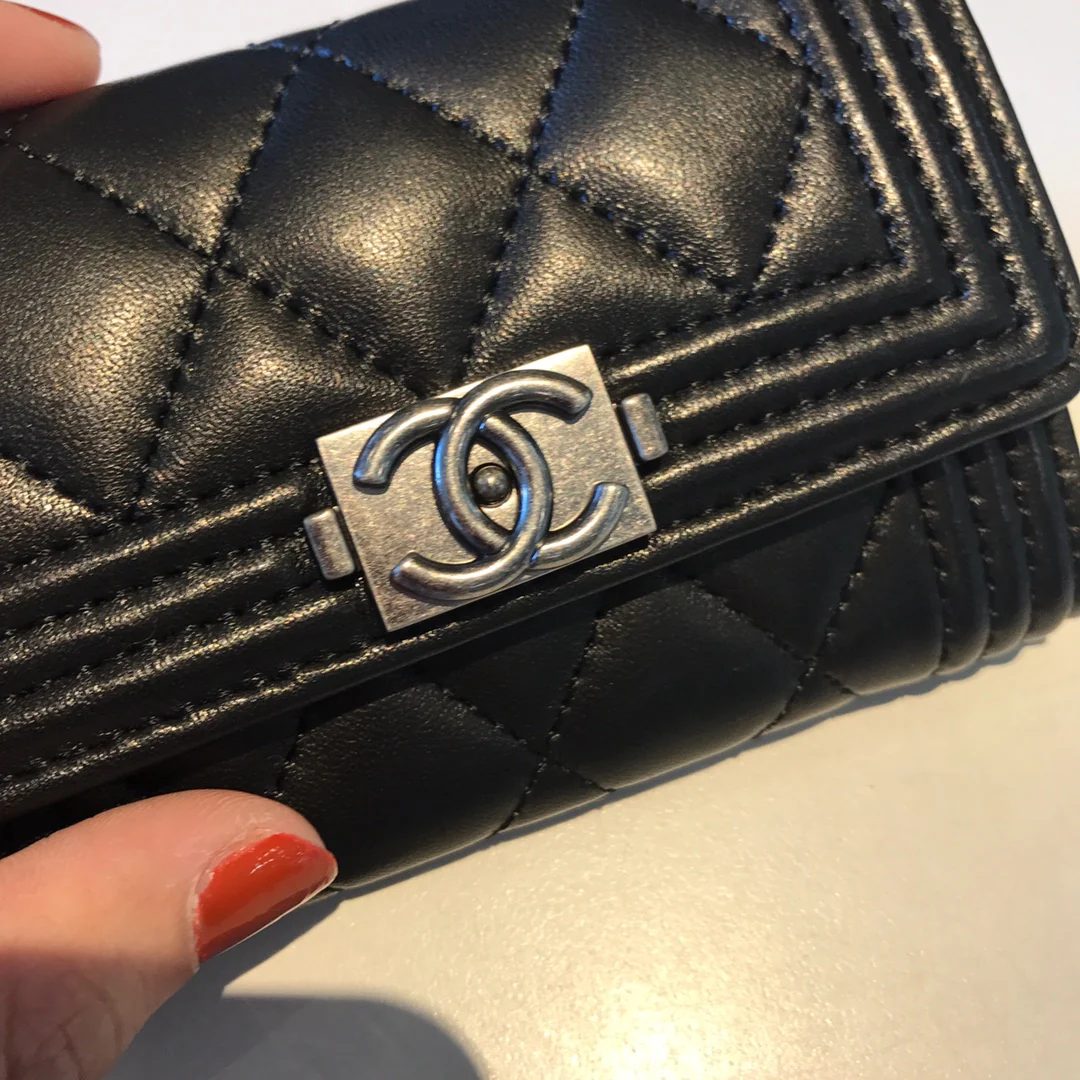 Кардхолдер Chanel Le Boy из овечьей кожи с винтажной серебряной пряжкой.