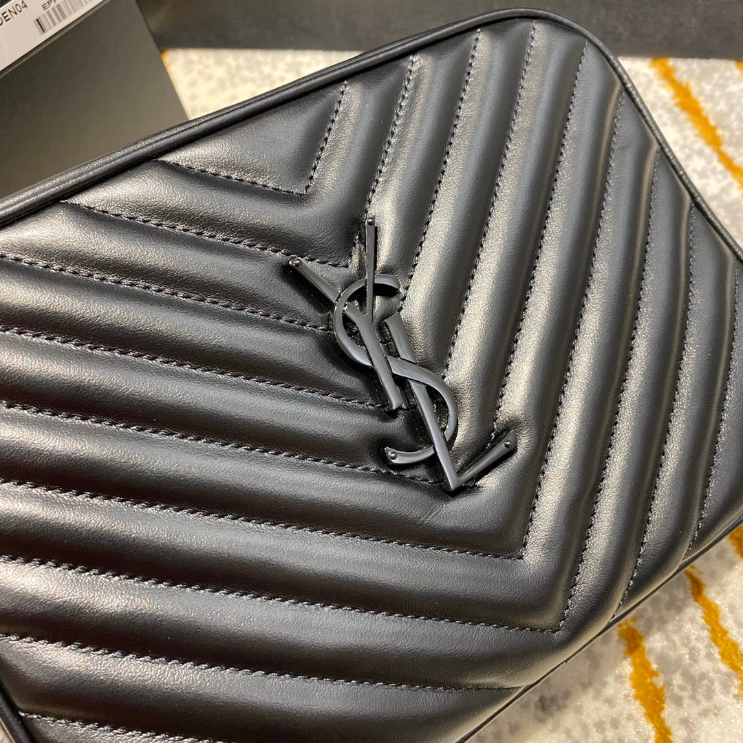 Фотосумка YSL Lou Bag — черная с черной пряжкой.