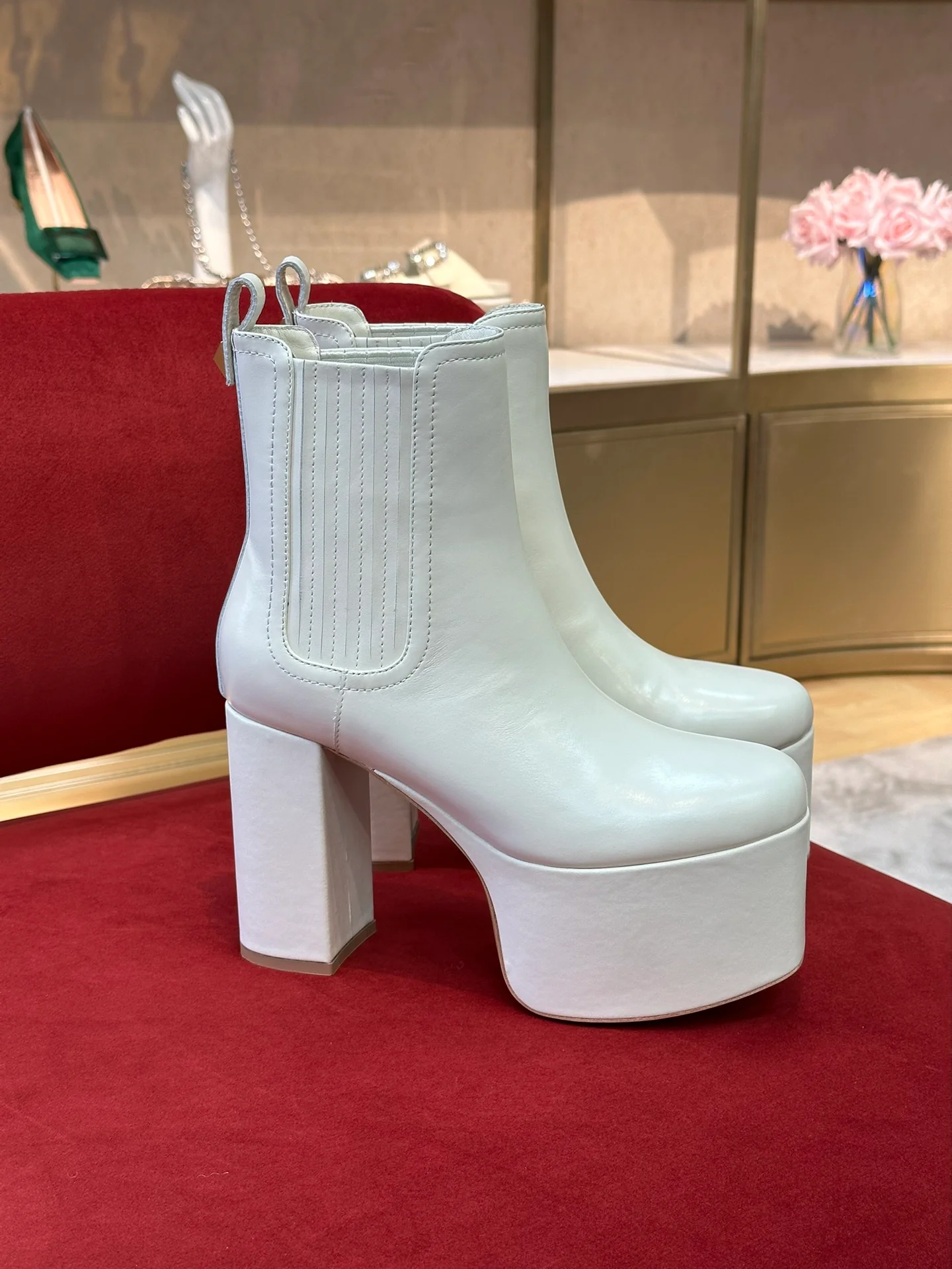 Новинка сезона осень/зима 2022 от Valentino - Ботильоны на высоком каблуке - Белые