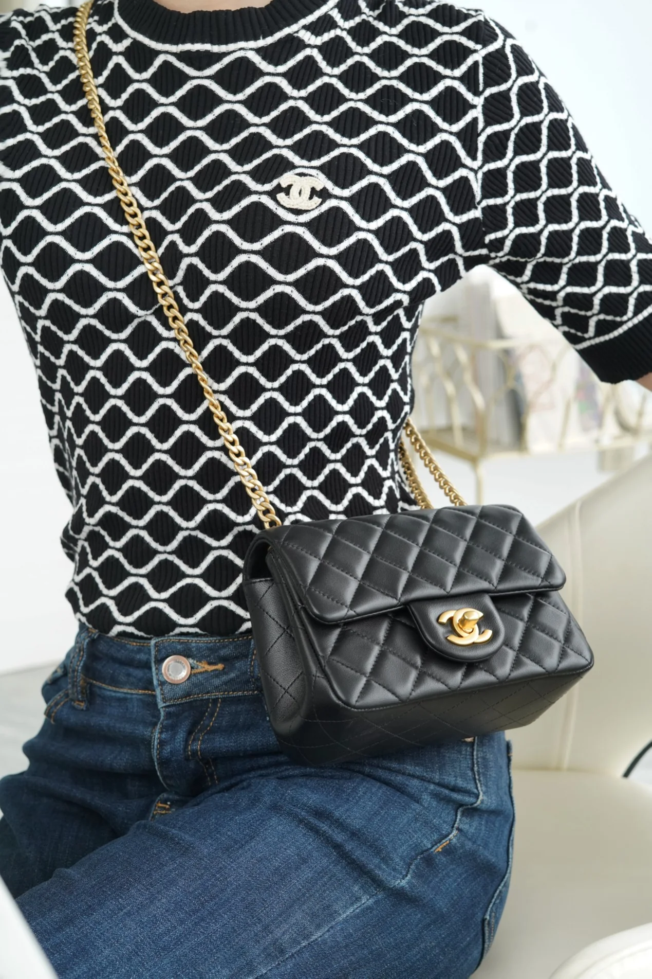 Пряжка Chanel 23 в стиле ?Камелия? — черная.