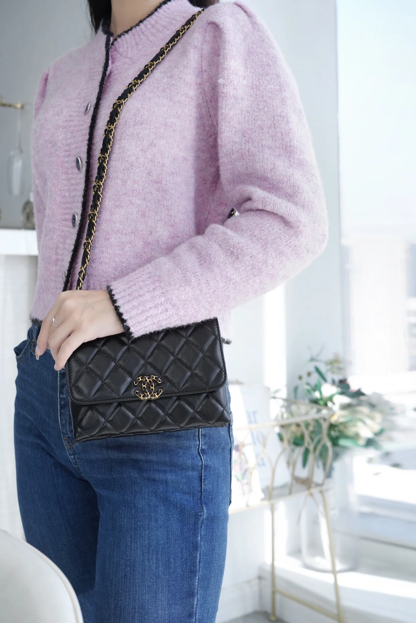 Коллекция Chanel осень/зима - 19 - Сумка ?Тофу? - Черная, широкий плечевой ремень, мятая кожа