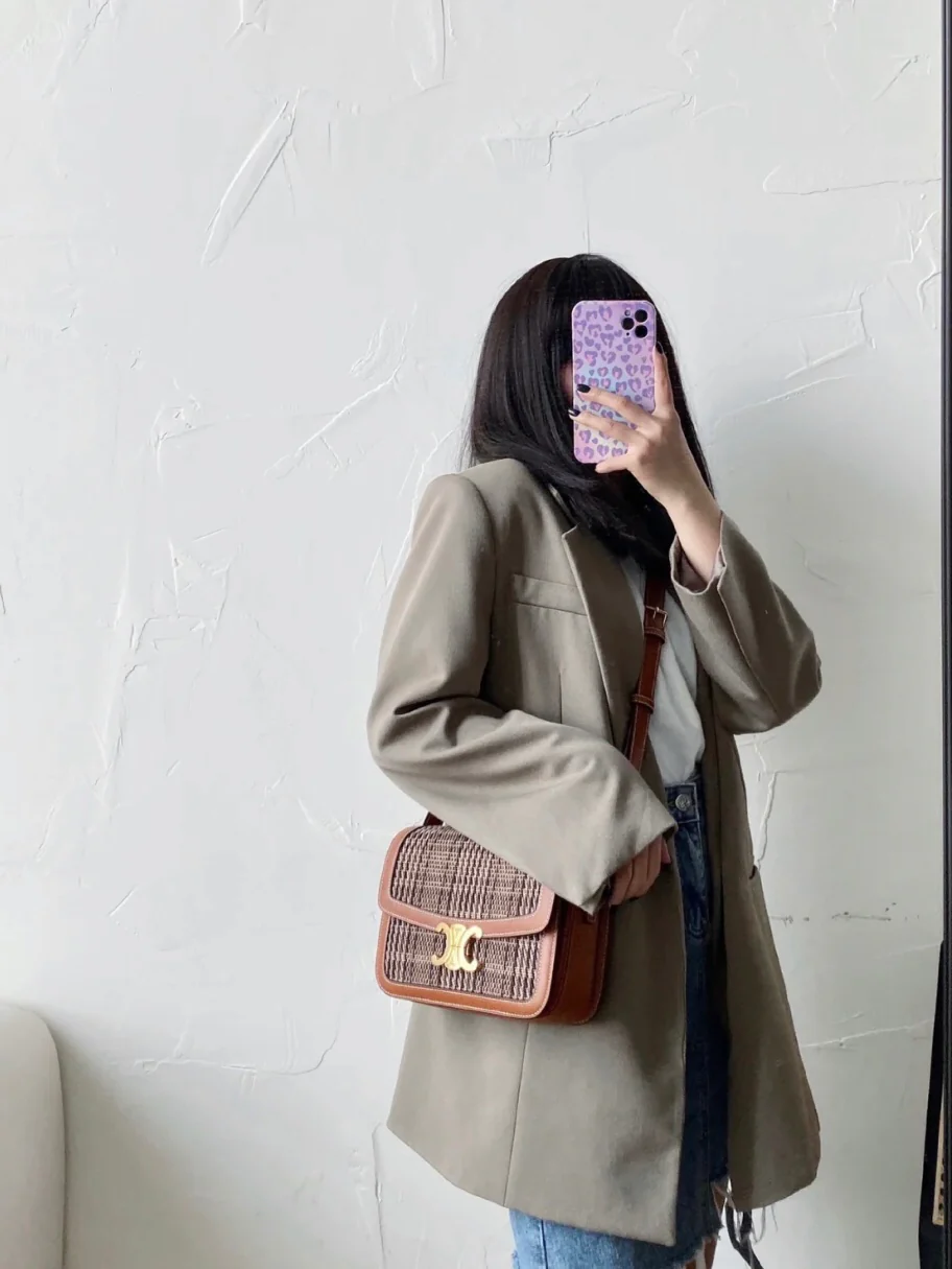 Сумка Celine Triomphe Medium из искусственной кожи и кожи вагю, в желто-коричневой клетке ?гусиная лапка?.