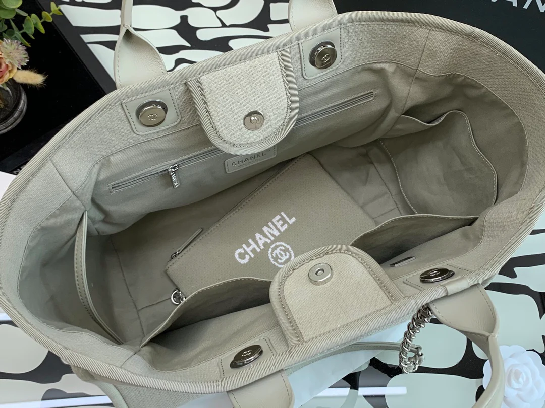 Пляжная сумка Chanel из коллекции осень/зима 2022 — бежевая — большая.