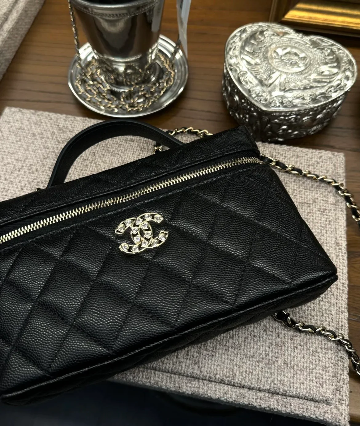 Сумка-бенто Chanel 25p-LP с застежкой в ??форме сердца, украшенной бриллиантами — черная.