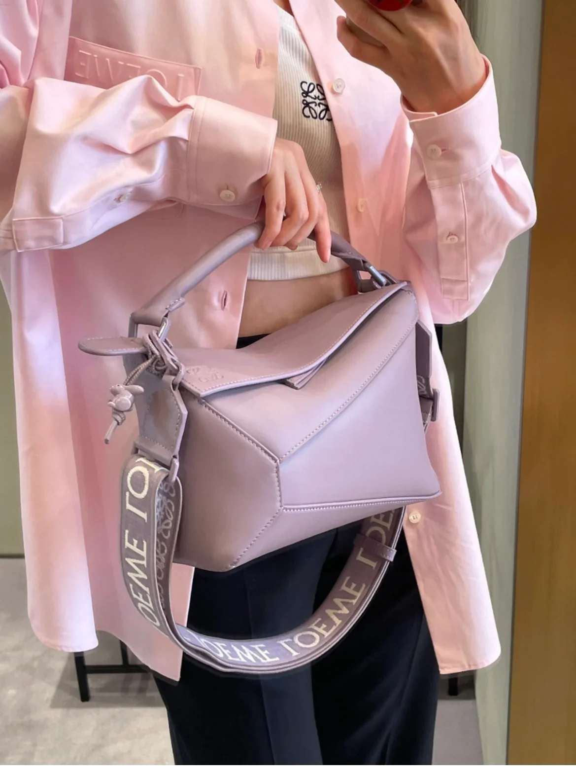 Сумка Loewe Puzzle Geometric с плечевым ремнем в виде буквы — сиреневая.