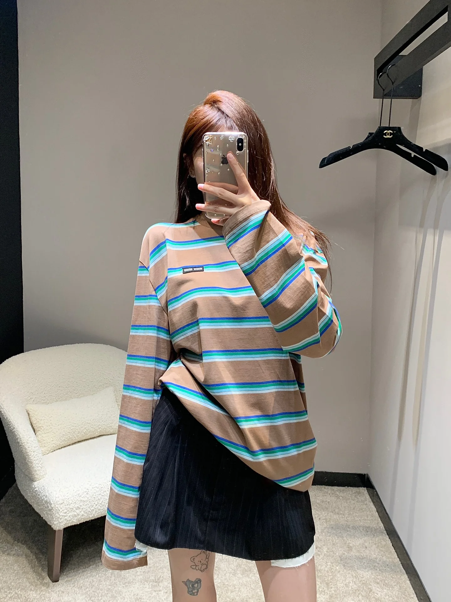 Miu Miu - 2404 - 24ss Весна/Лето Новая модель: футболка с длинными рукавами и микрологотипом в полоску, цвет кофейный