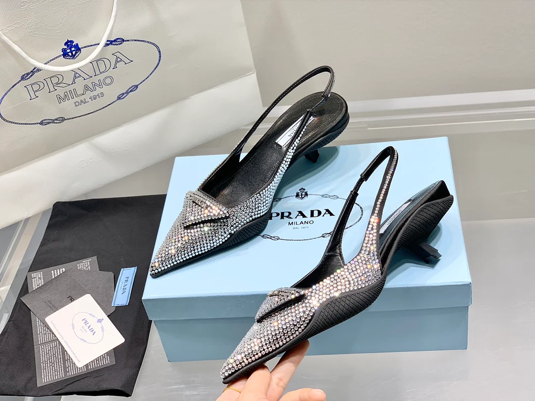 Prada - Туфли на низком каблуке, украшенные бриллиантами