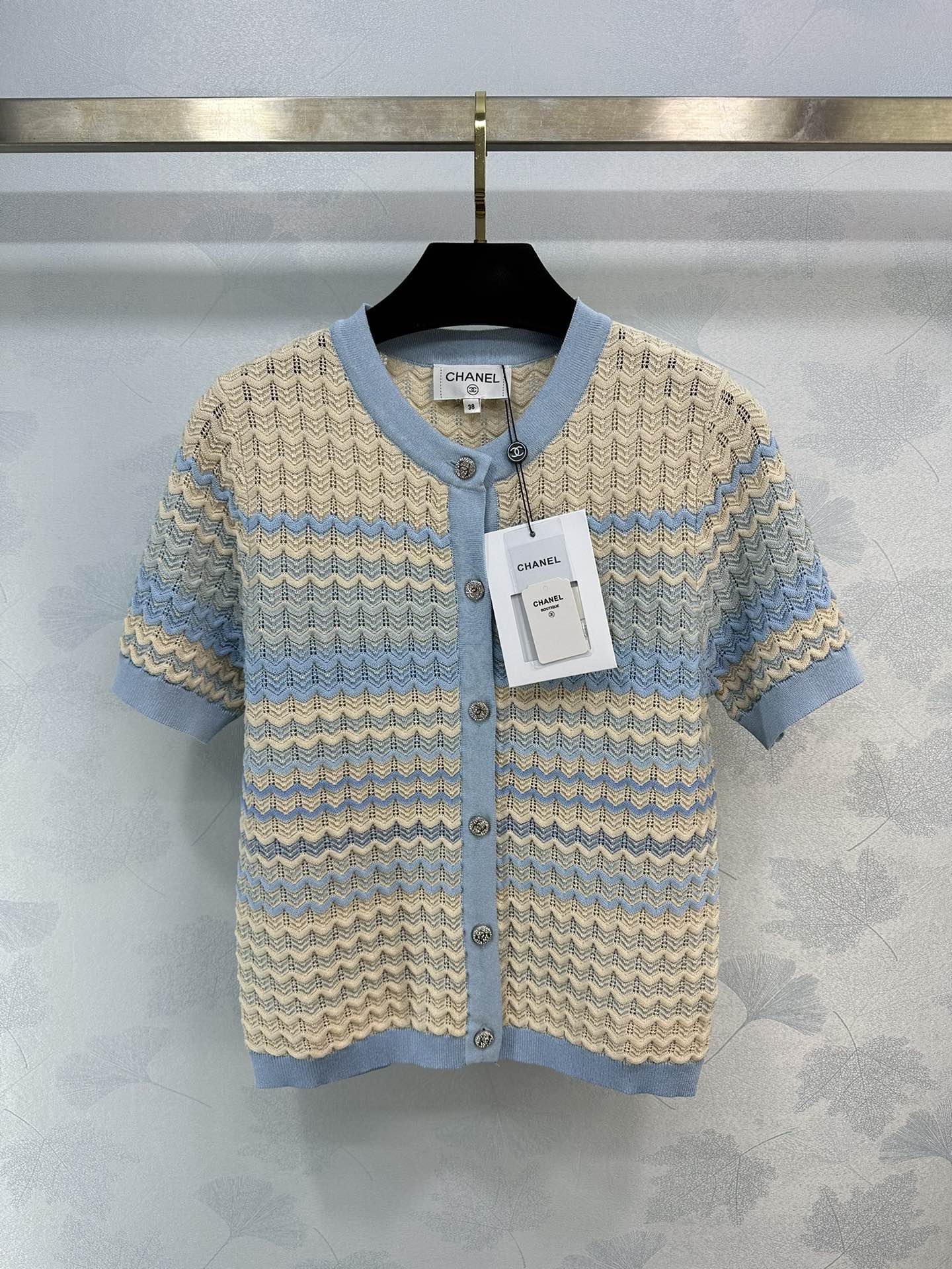 Новая коллекция Chanel Весна/Лето 2024: шерстяной топ с коротким рукавом, синий.