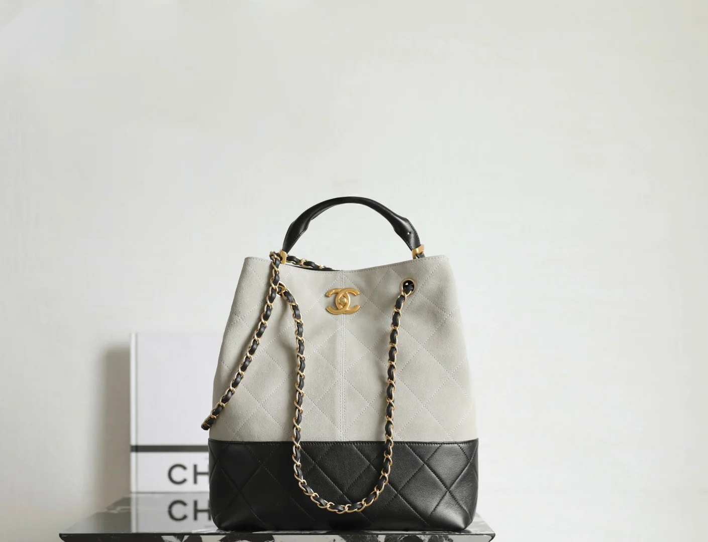 Chanel - Замшевая прямая сумка-шоппер - Серая с золотой фурнитурой