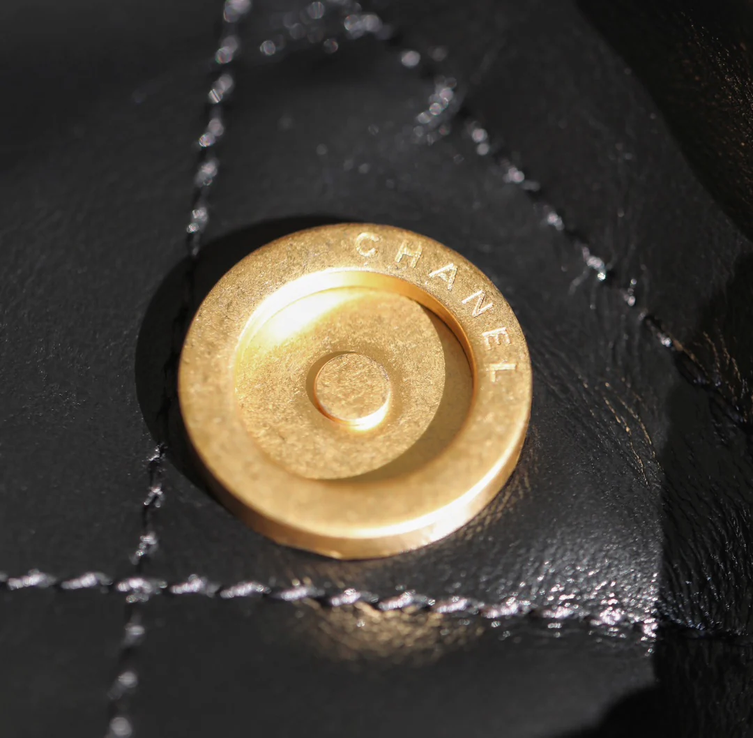 Сумка Chanel 22 (горизонтальный дизайн) - черная с золотой фурнитурой.