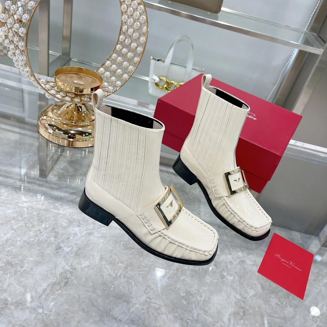 Лакированные ботинки челси с металлическими пряжками — белые.