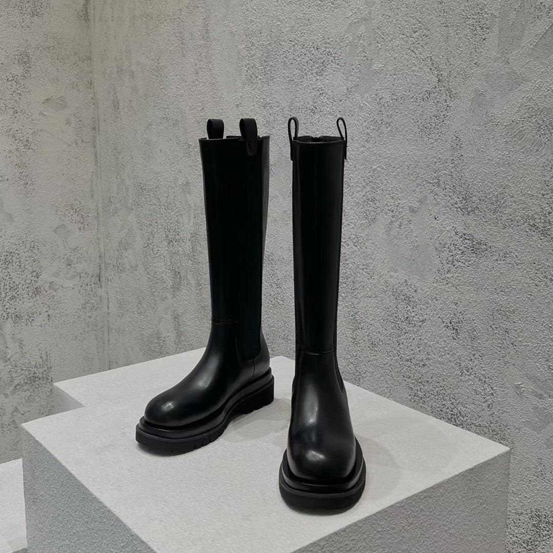 Новинка сезона осень/зима 2022 от BV - высокие сапоги с закругленным носком и застежкой-молнией сзади.