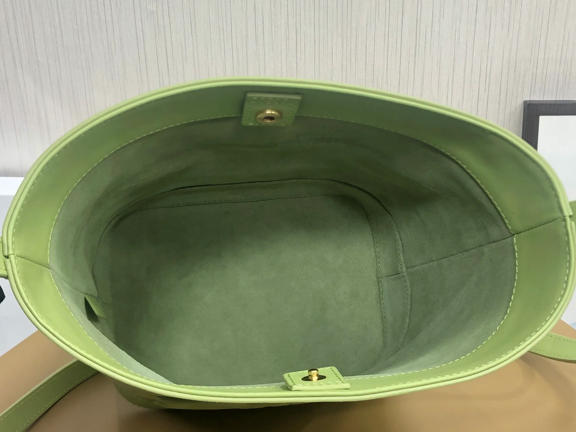 Новинка сезона весна/лето 2022 от Celine - Маленькая сумка-ведро из гладкой кожи Cuir Triomphe.