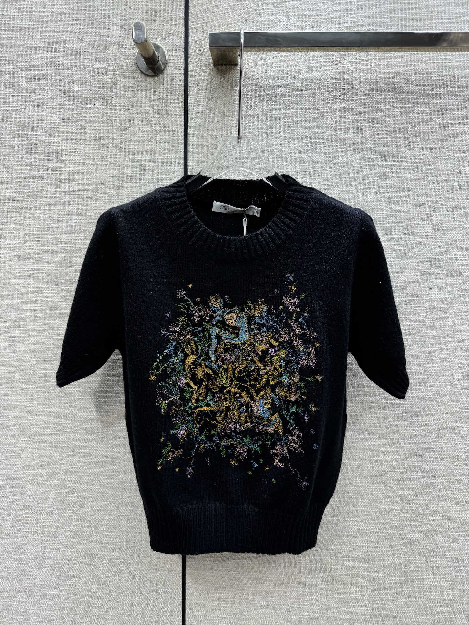 Dior - Коллекция ?Ранняя весна?, трикотажное платье с коротким рукавом и плотной вышивкой, модель 2403-24, черный.