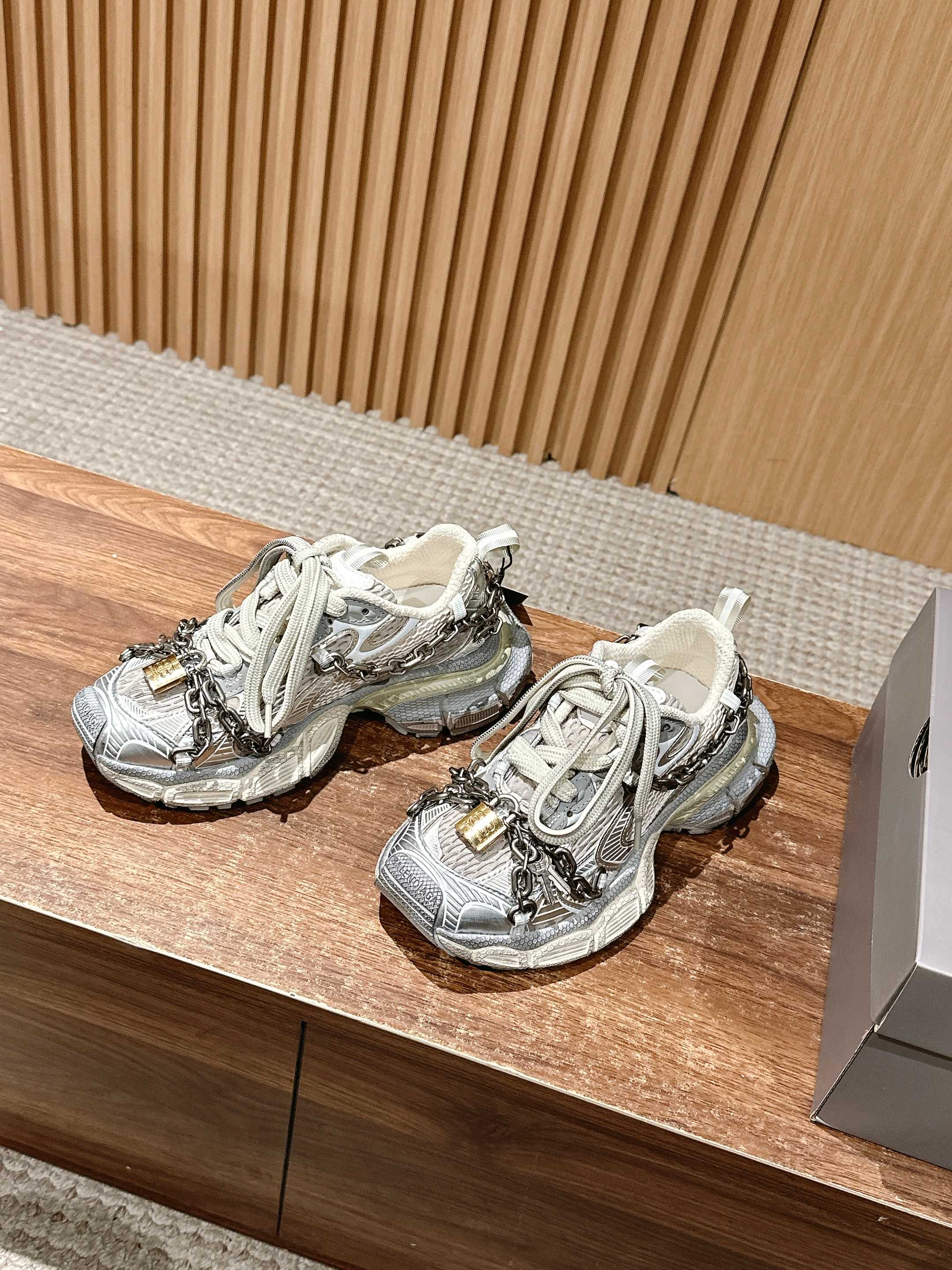 Массивные кроссовки Balenciaga — парный стиль — серебристые